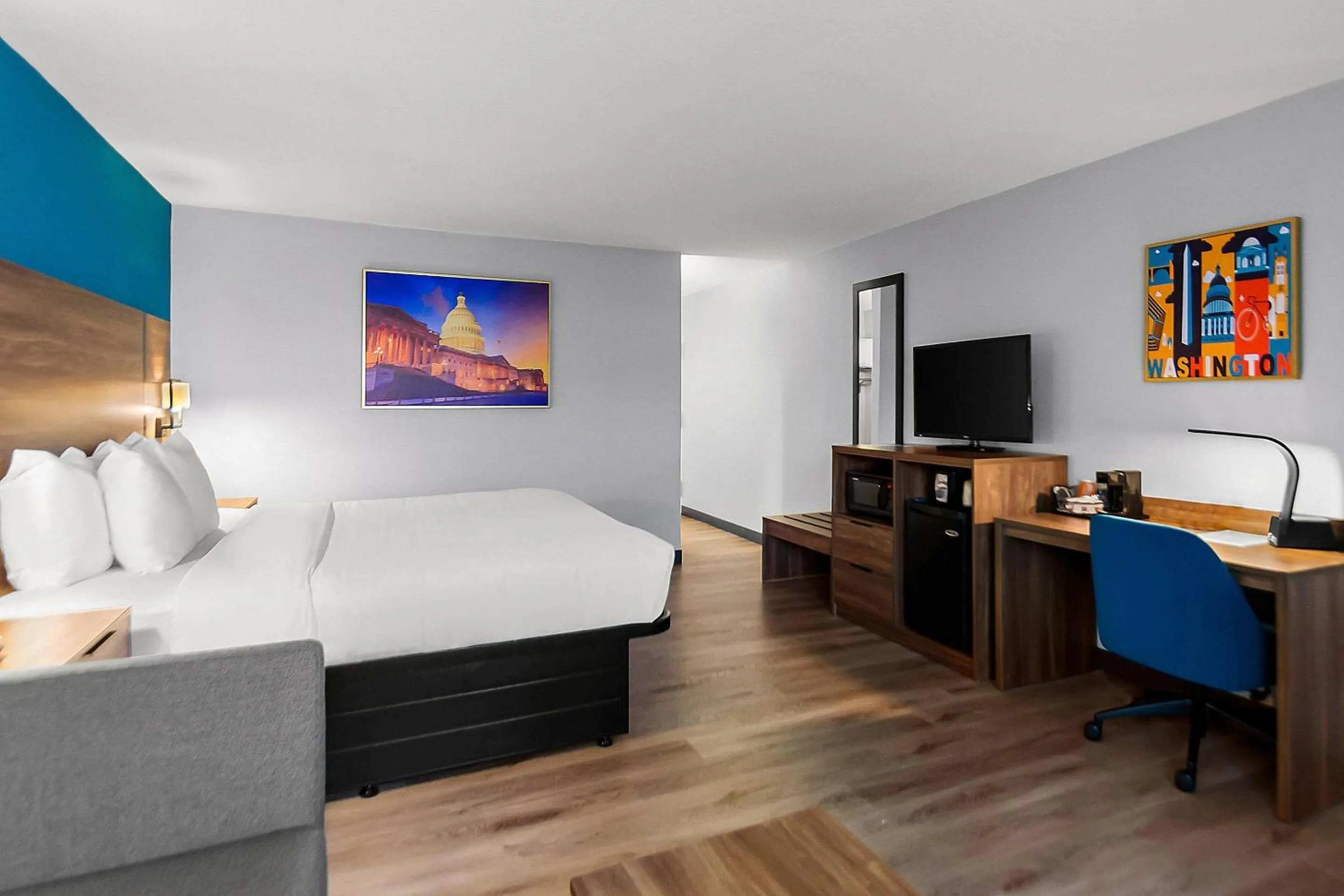 Bedroom, Bed in Clarion Inn Falls Church-Arlington