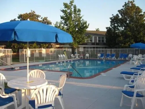 Swimming pool in Clarion Inn Falls Church-Arlington