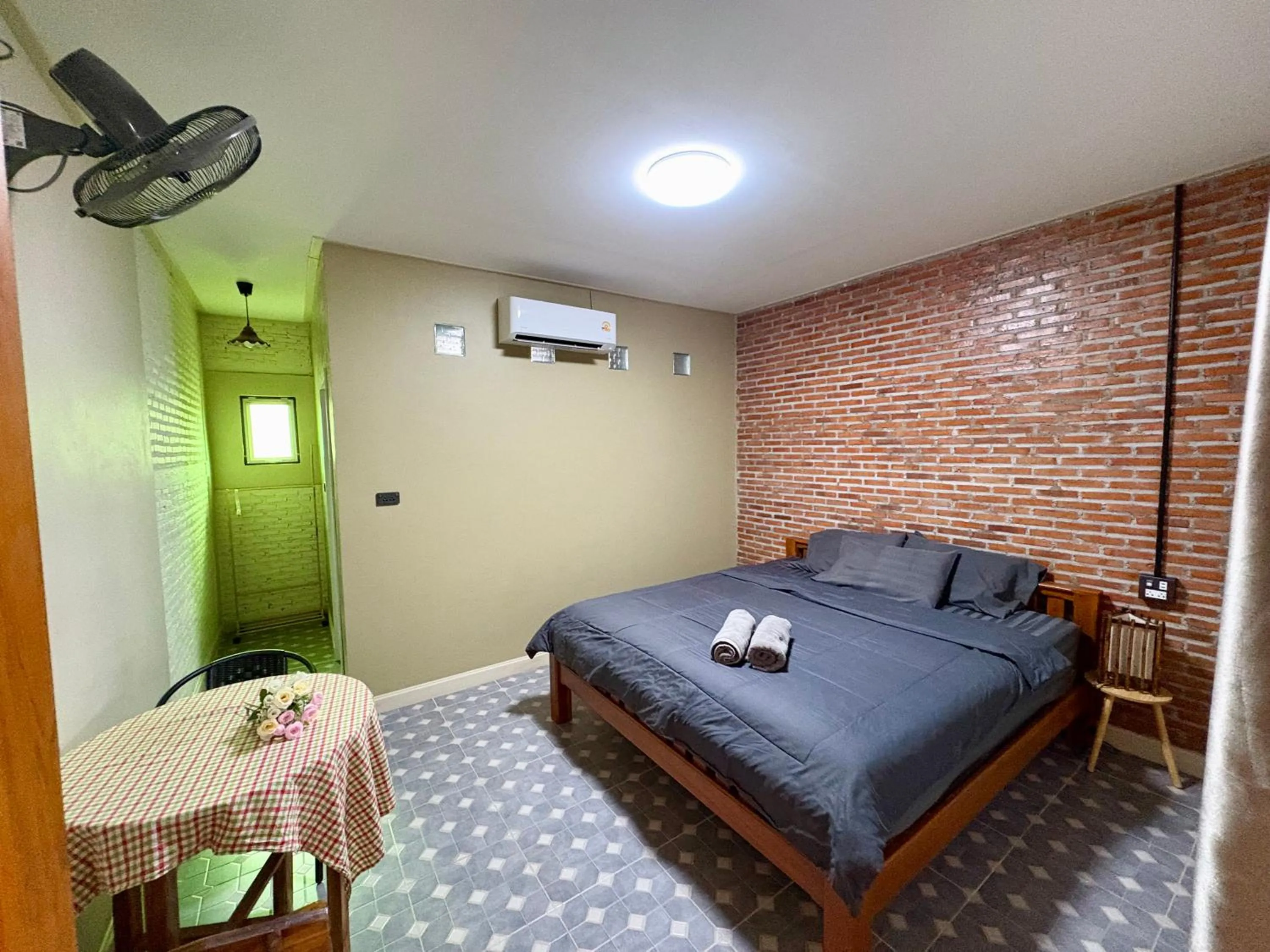 Photo of the whole room, Bed in Thai Guesthouse