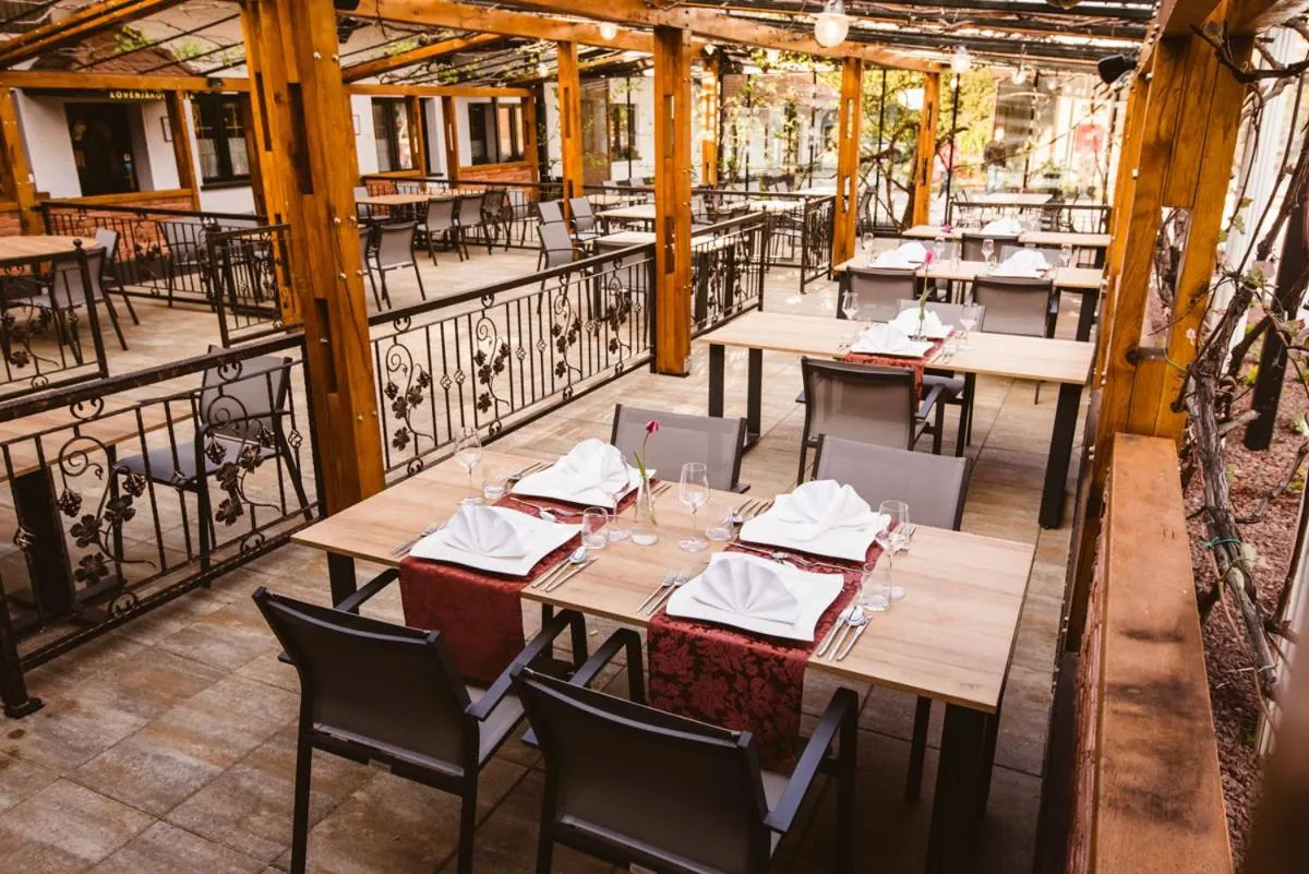 Restaurant/places to eat in Hotel Strk