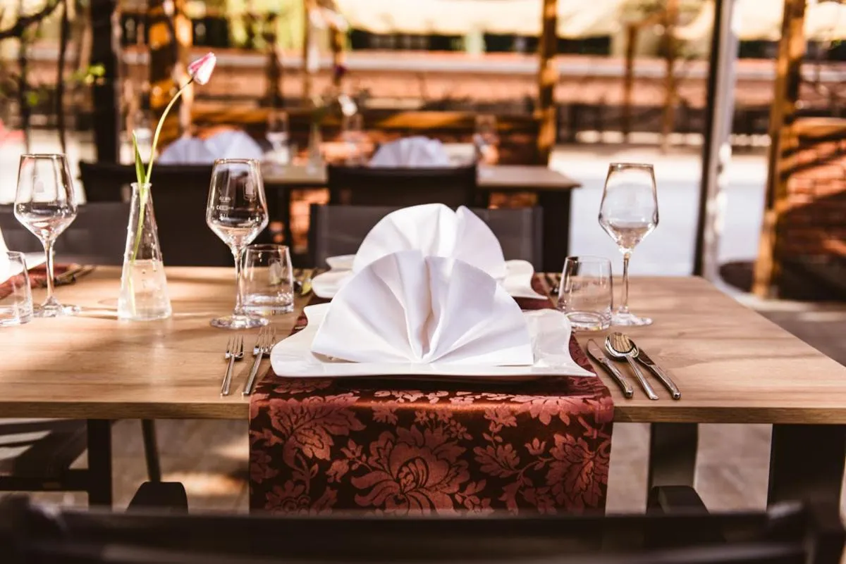 Restaurant/places to eat in Hotel Strk