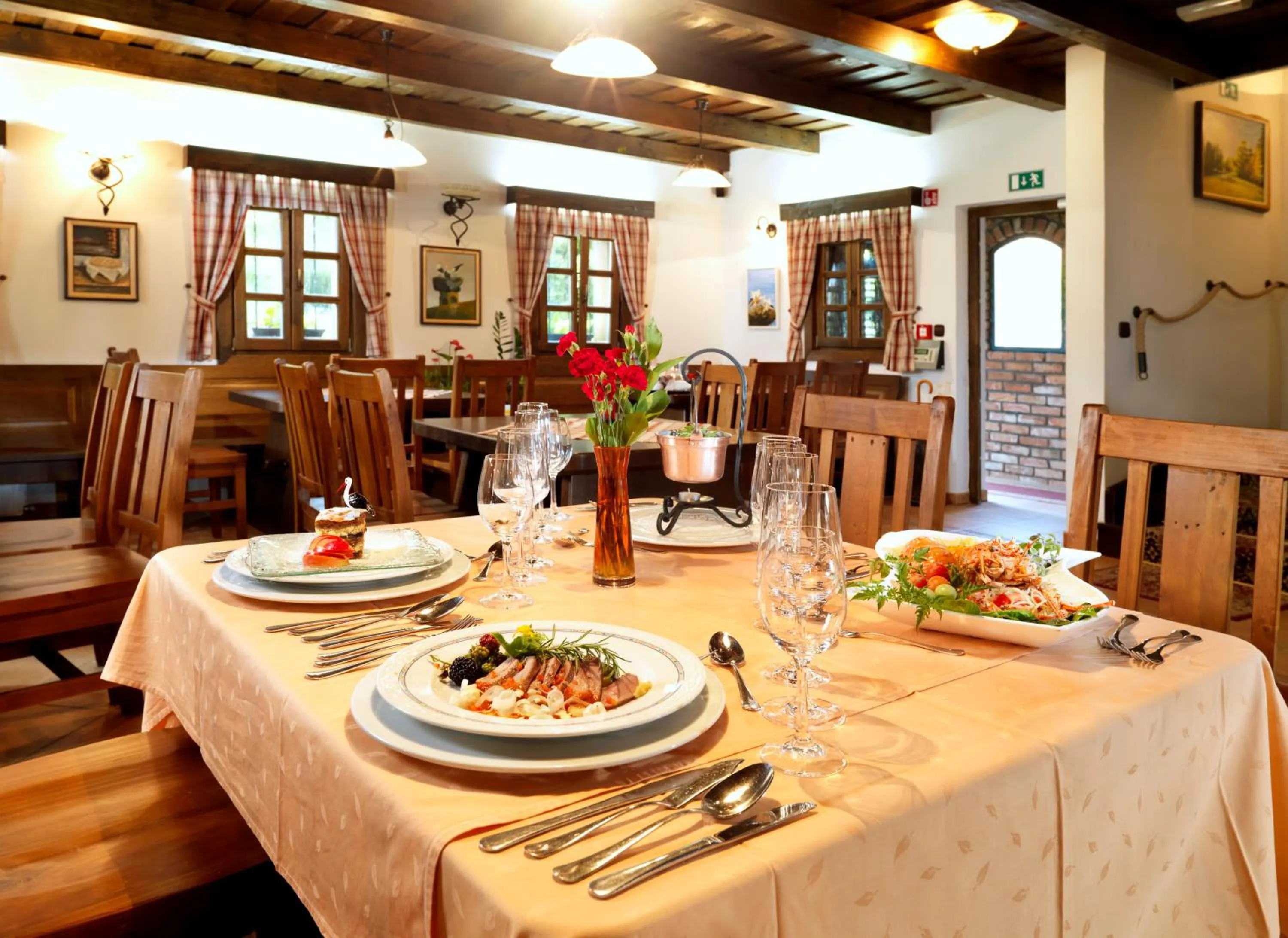 Restaurant/places to eat in Hotel Strk