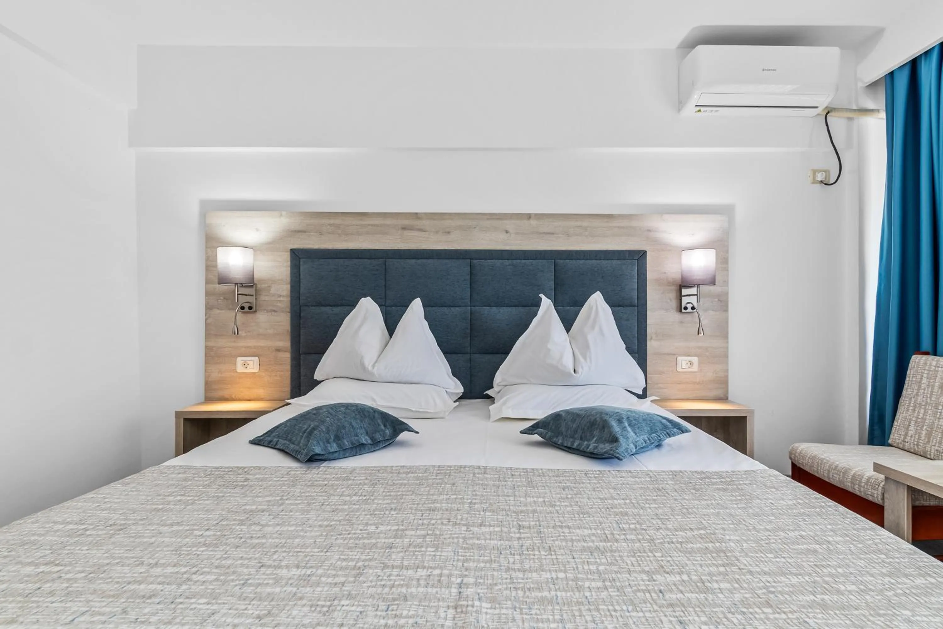 Photo of the whole room, Bed in Hotel Condor