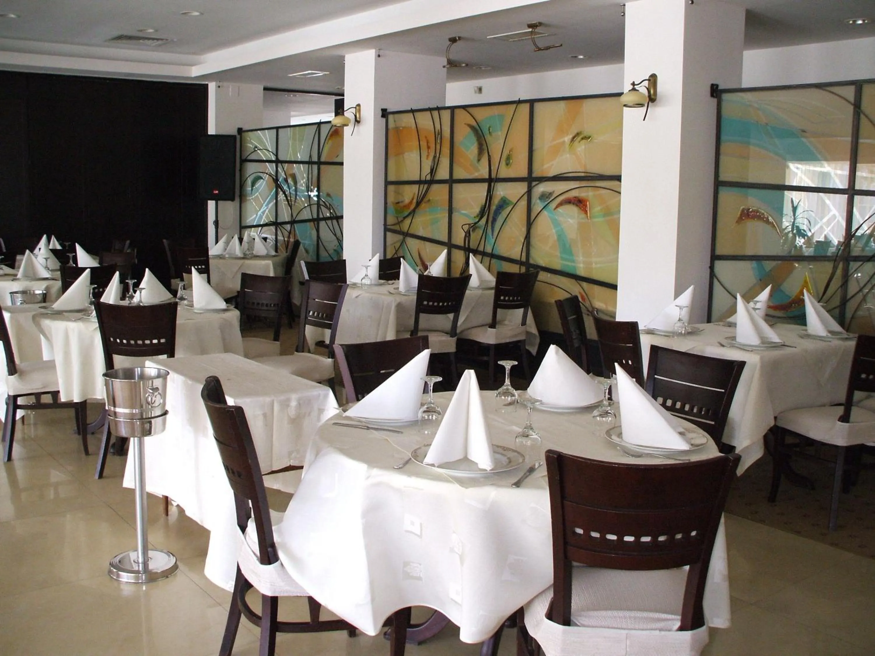 Restaurant/places to eat in Hotel Condor