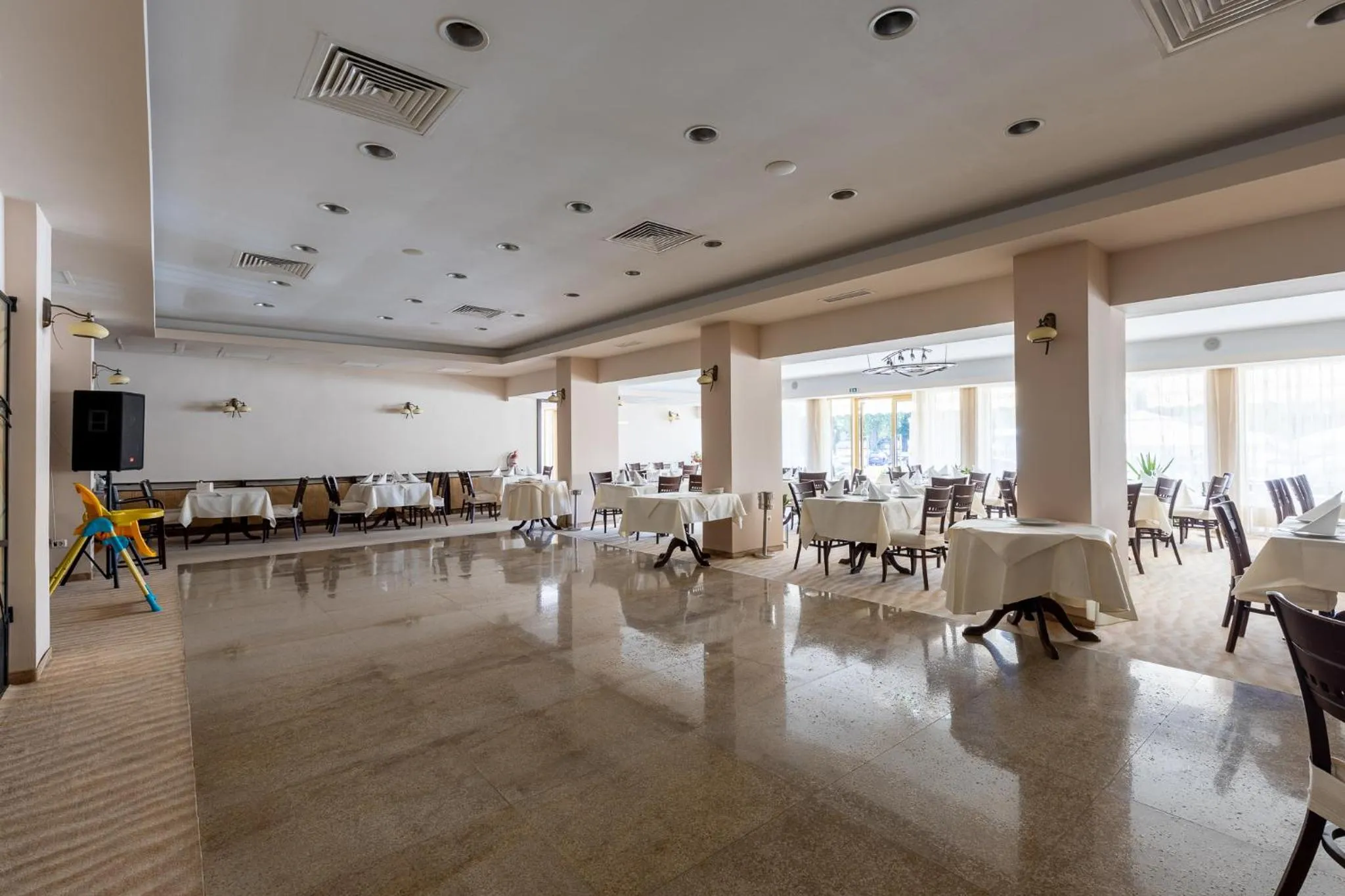 Restaurant/places to eat in Hotel Condor