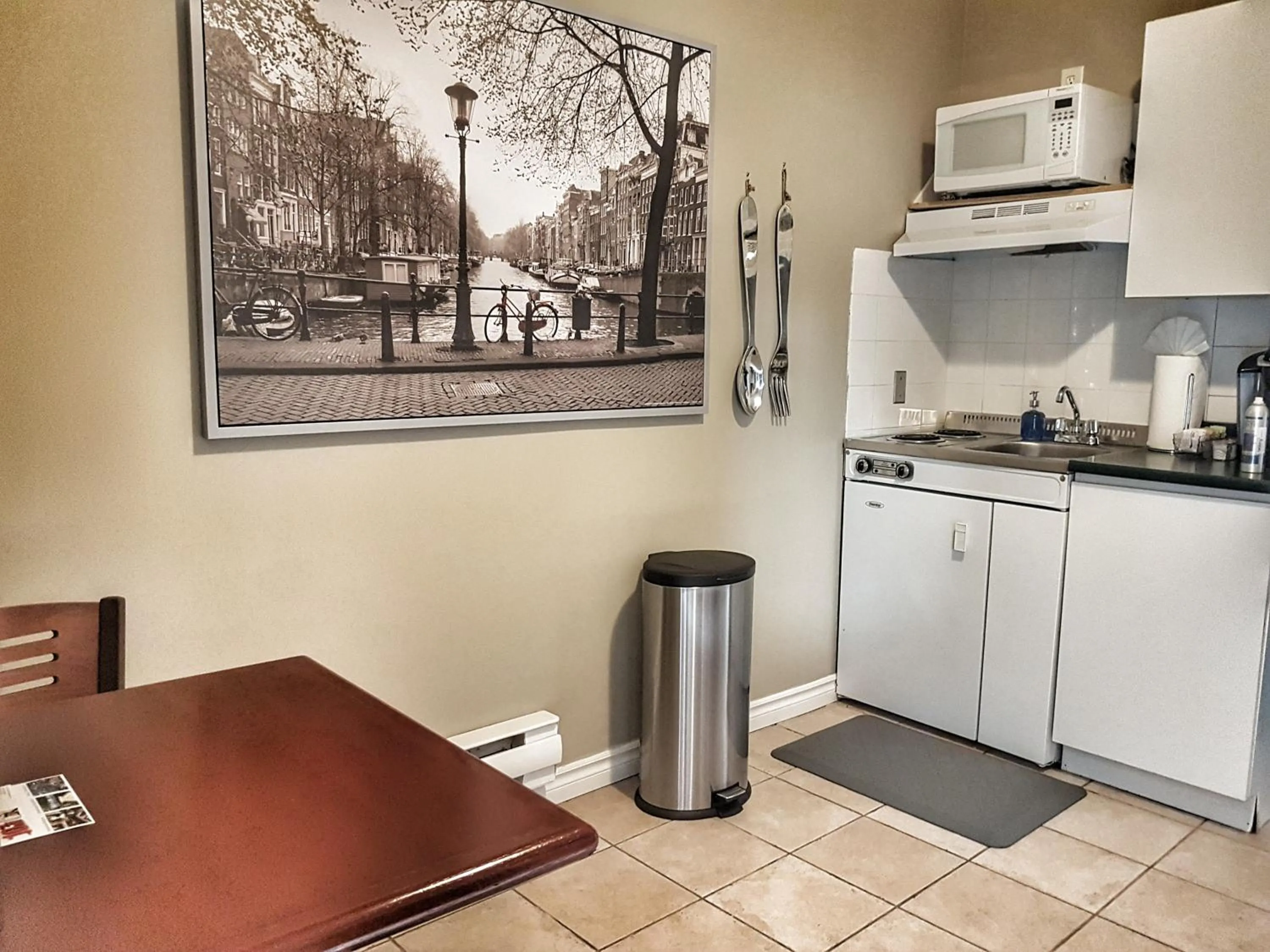 Dining area in Cozy 1-Bedroom Suite #17 by Amazing Property Rentals