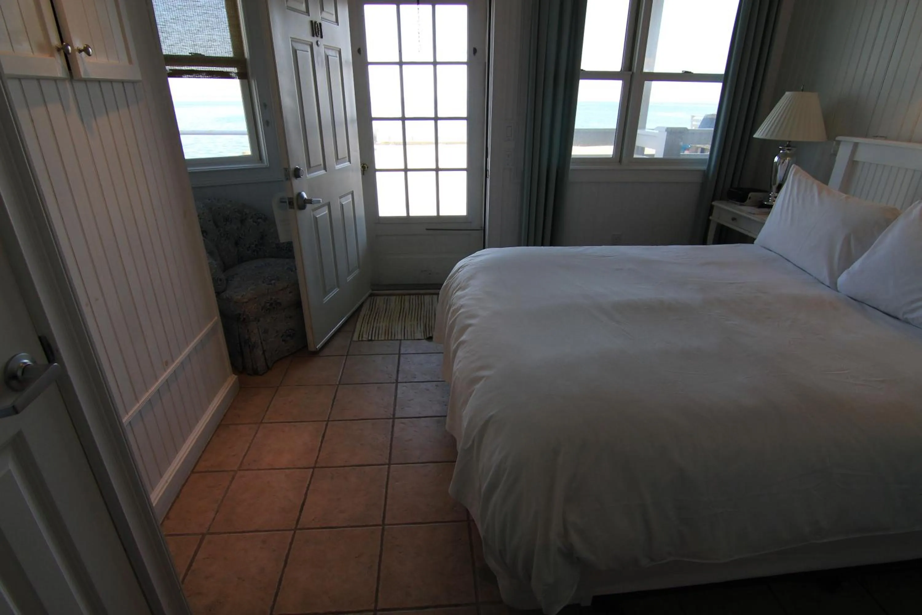 Facade/entrance, Bed in Anchor Inn Beach House