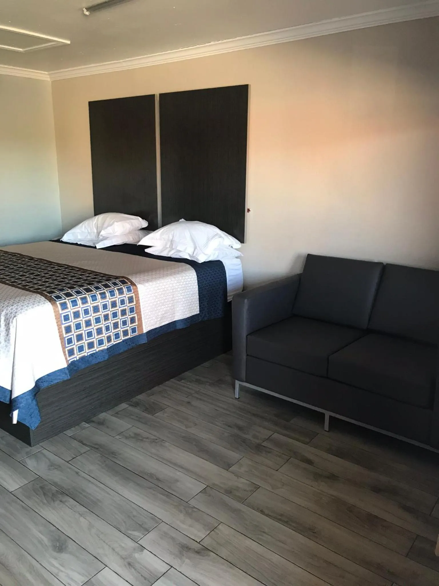 Bed in SouthTown S.A. Inn