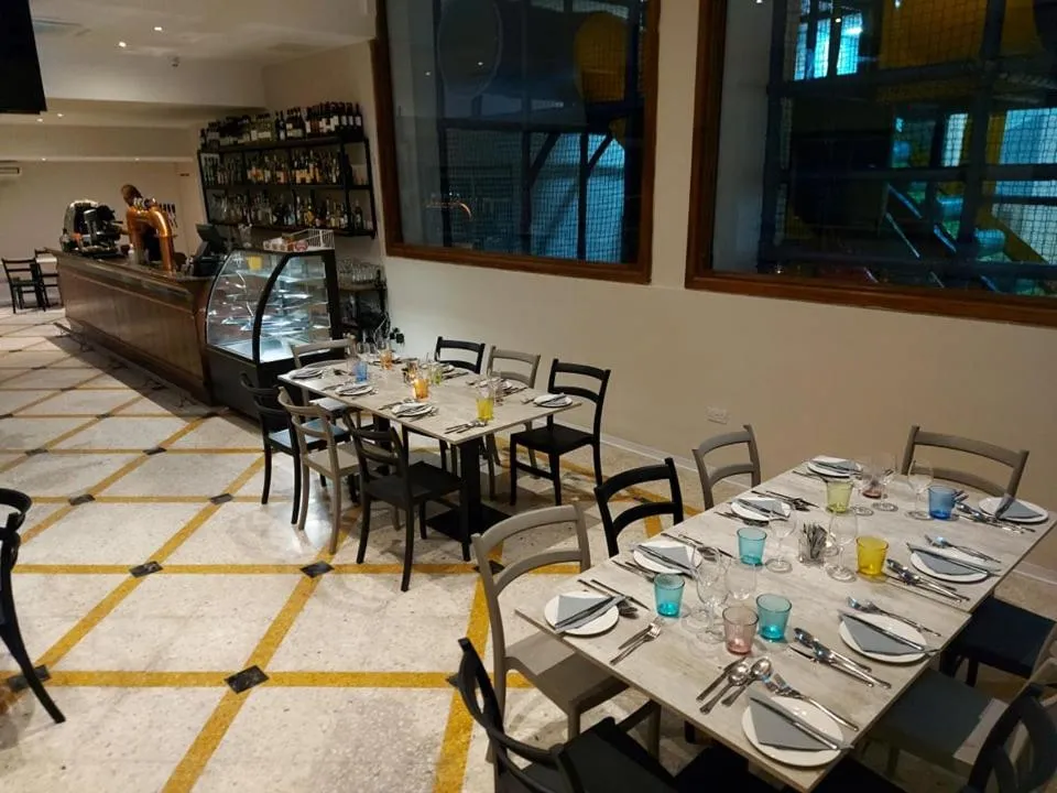 Restaurant/places to eat in Ambassador Hotel