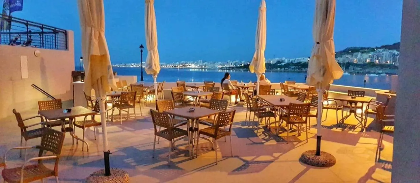 Restaurant/places to eat in Ambassador Hotel