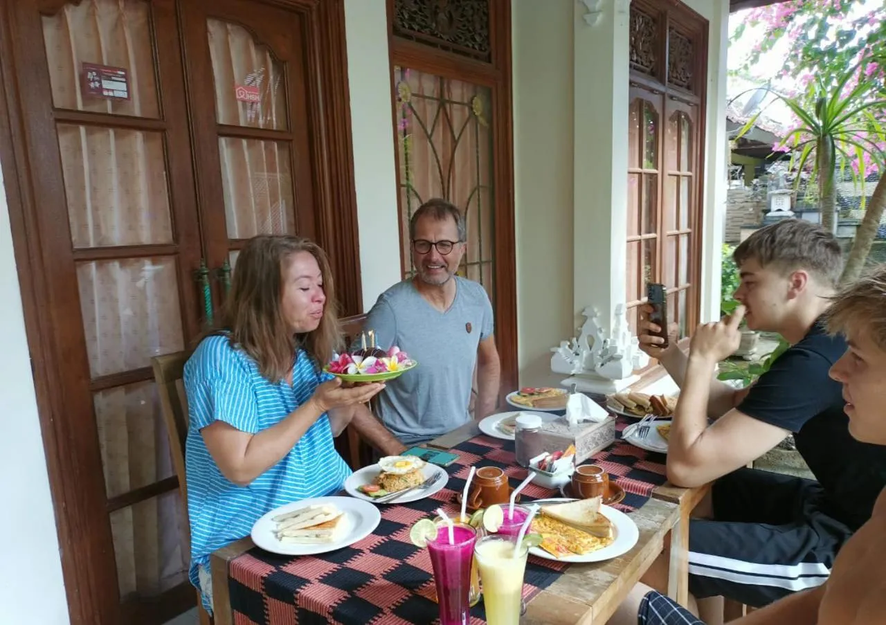 Food and drinks in Green Palace Homestay