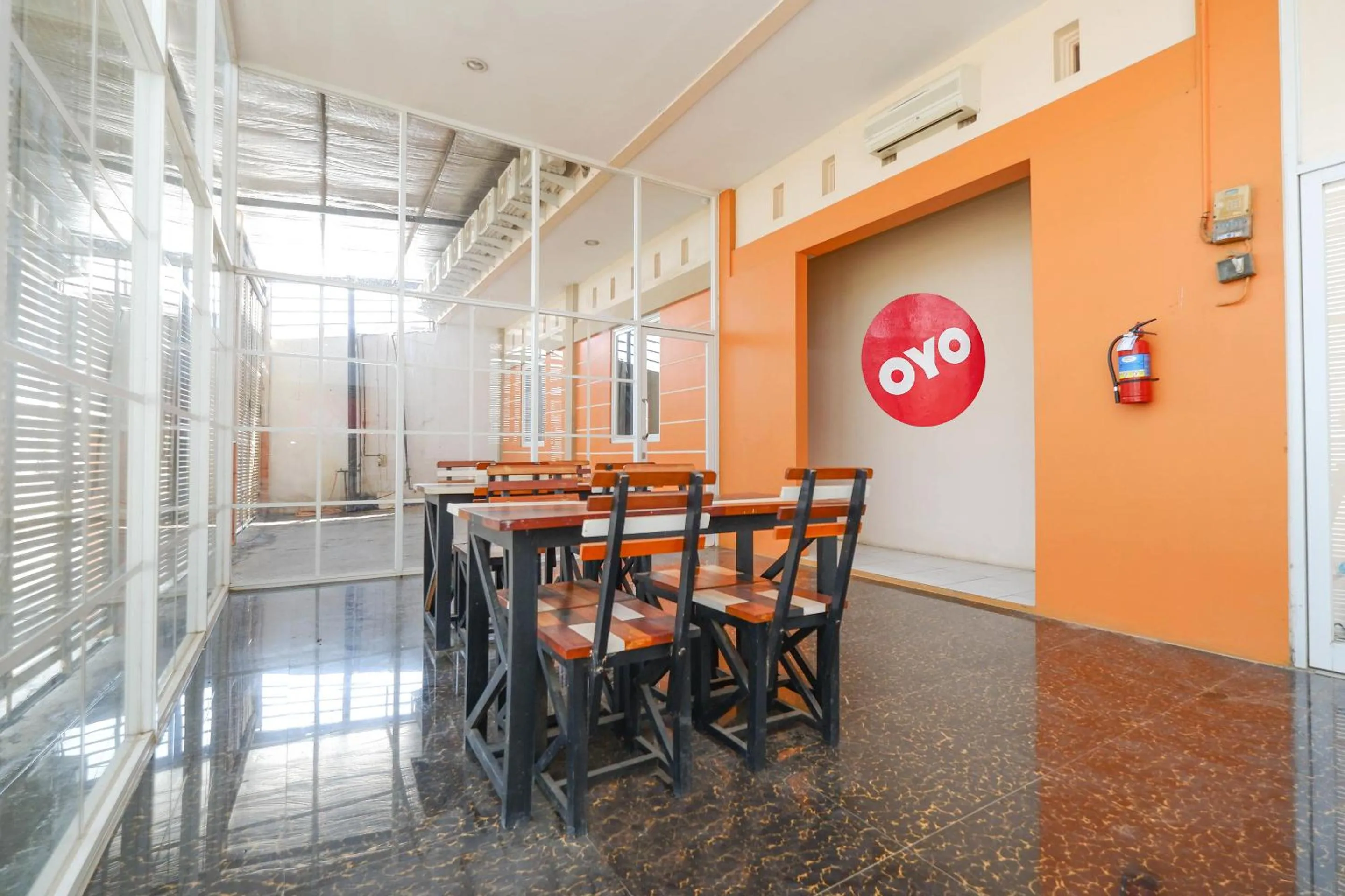 Restaurant/places to eat in Hotel O Unta Residence