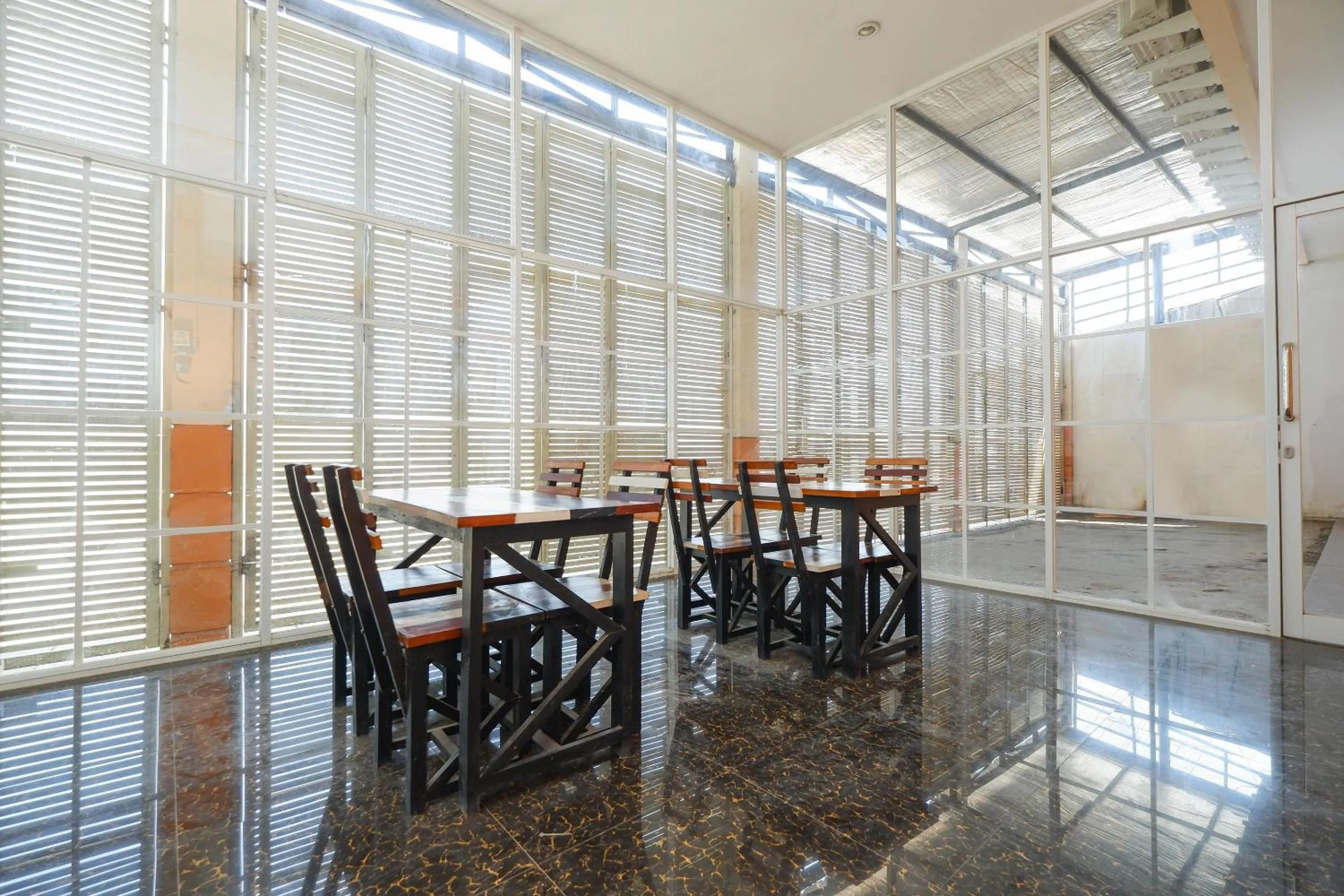 Restaurant/places to eat in Hotel O Unta Residence