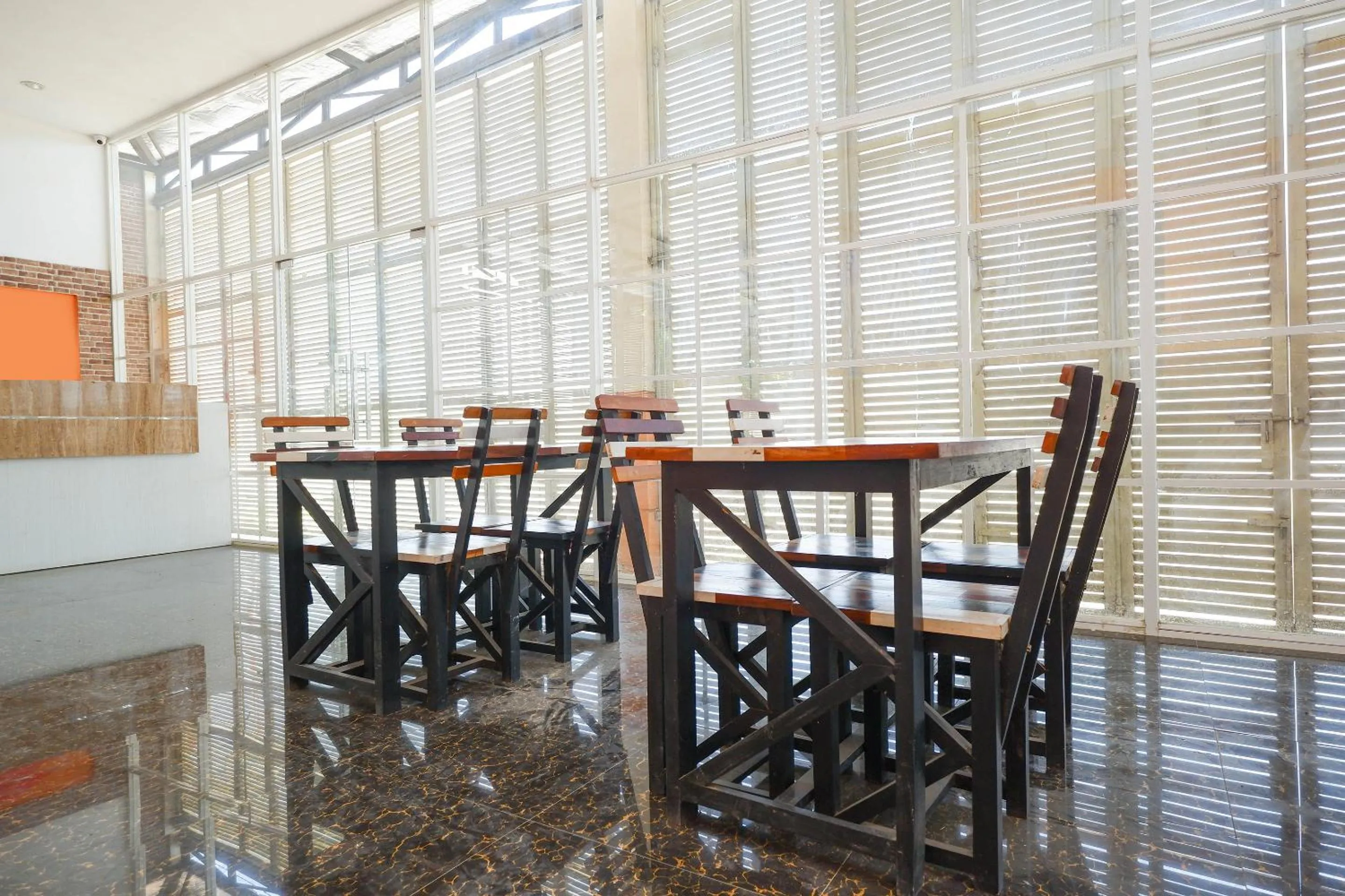 Restaurant/places to eat in Hotel O Unta Residence