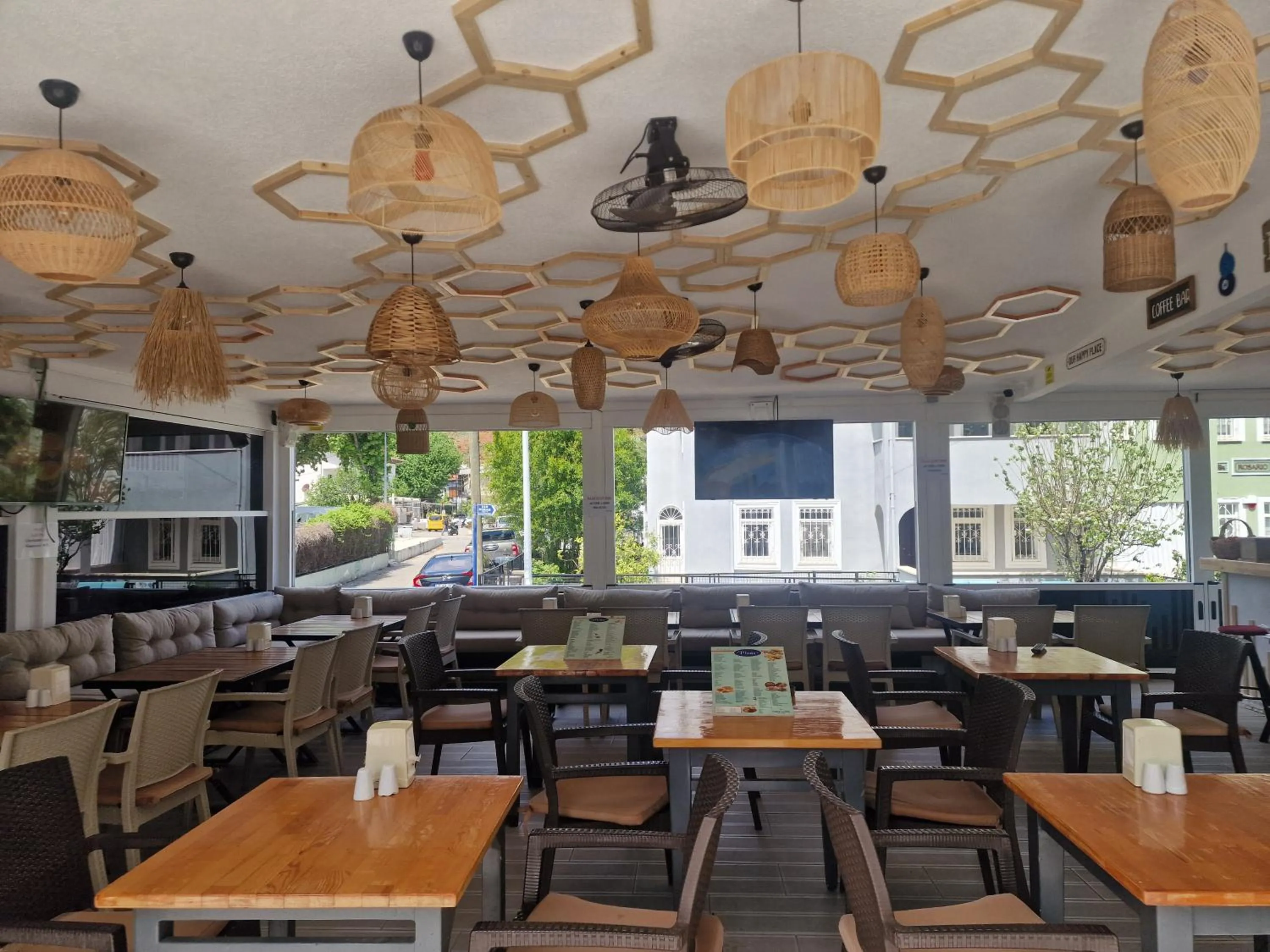 Restaurant/places to eat in Yade Luxe Hotel