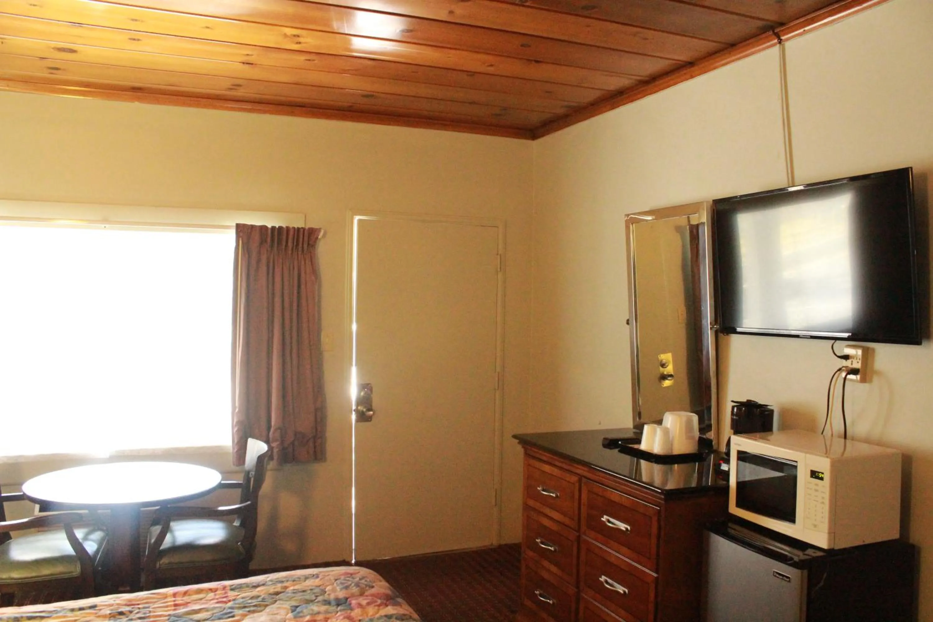 Decorative detail, Bed in Budget Inn -Yreka