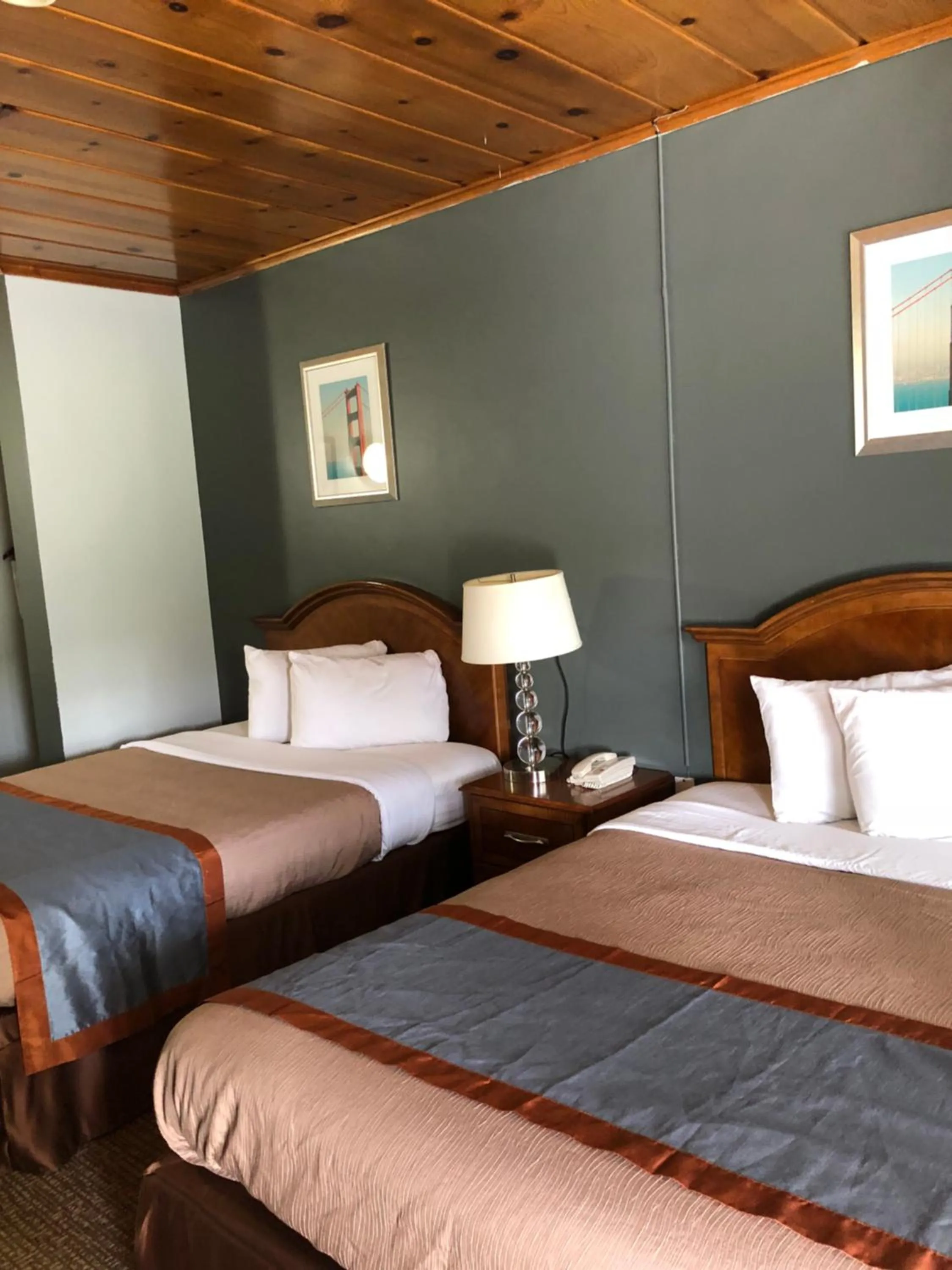 Bed in Budget Inn -Yreka