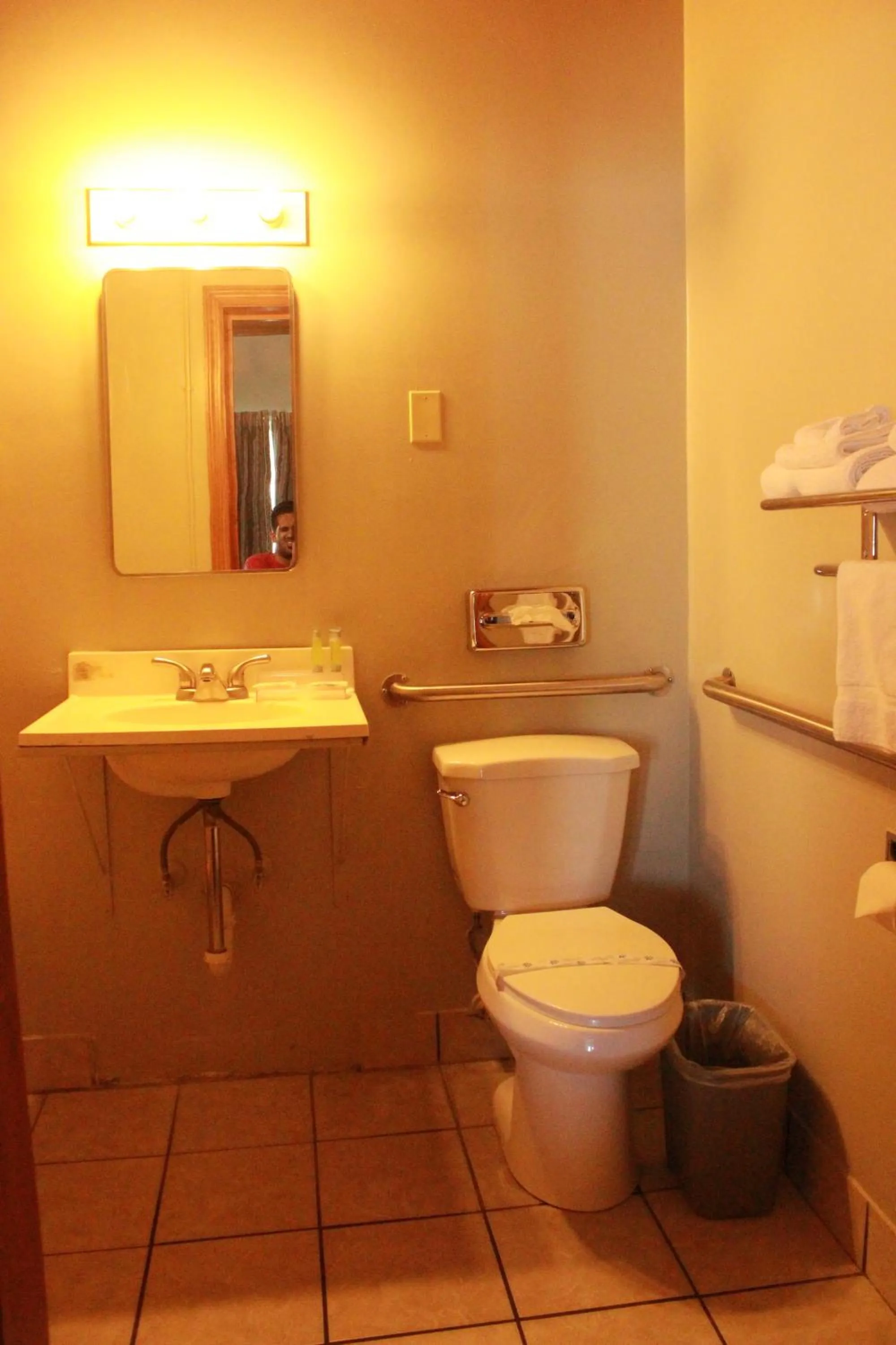 Bathroom in Budget Inn -Yreka