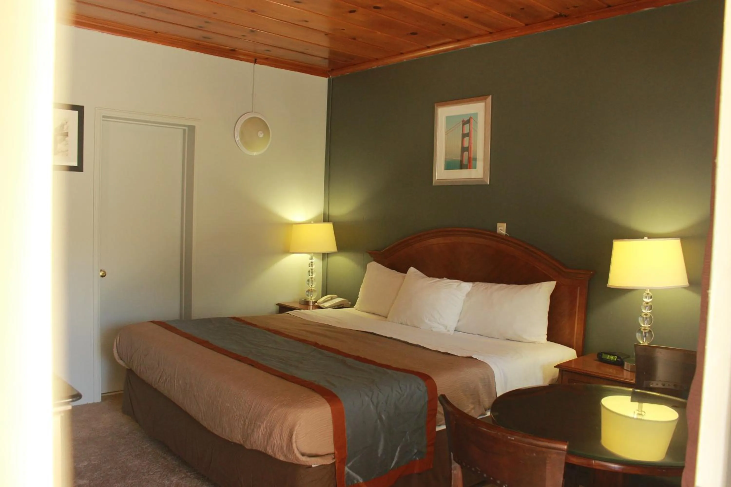 Photo of the whole room, Bed in Budget Inn -Yreka