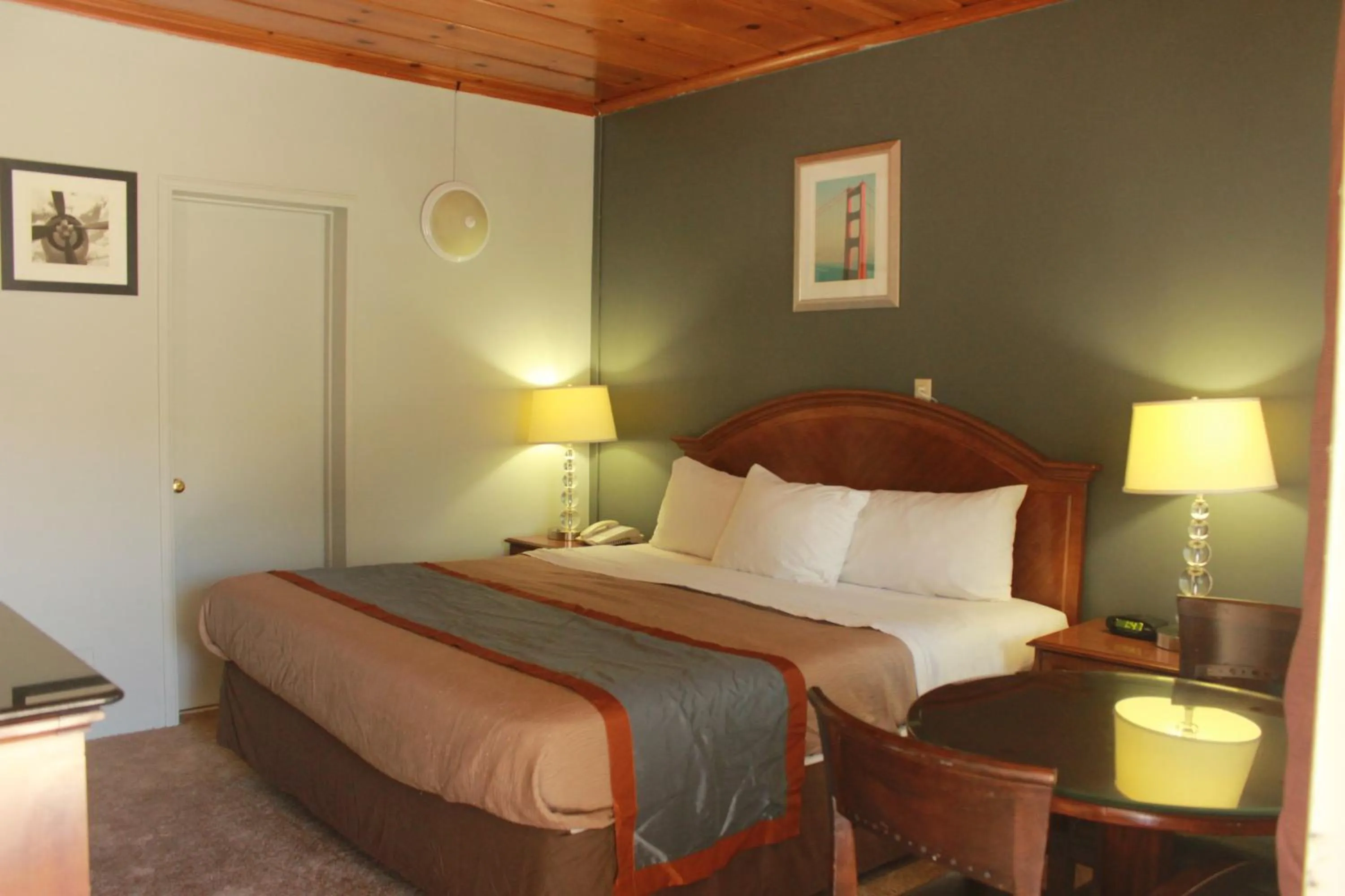 Photo of the whole room, Bed in Budget Inn -Yreka