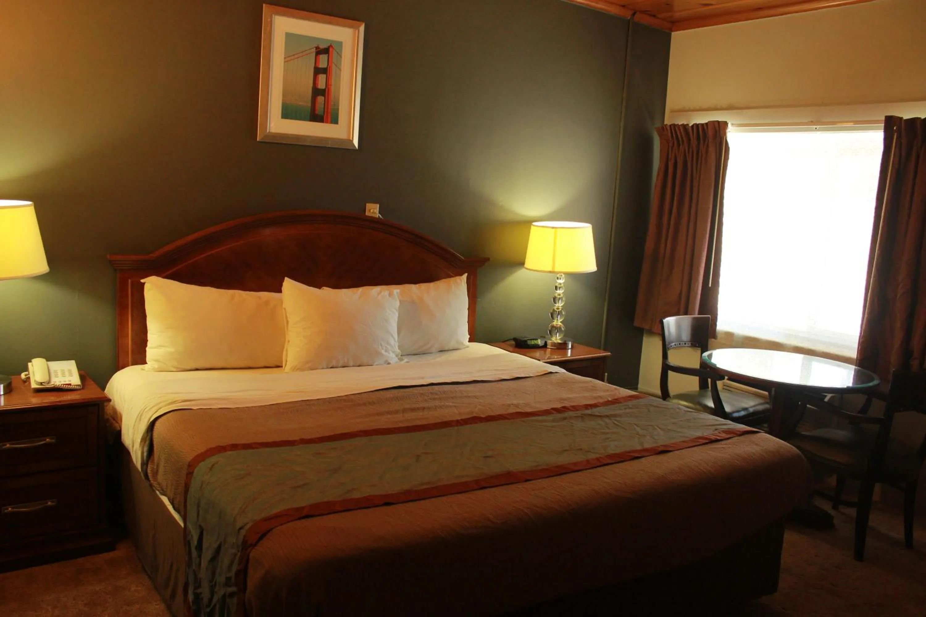 Day, Bed in Budget Inn -Yreka