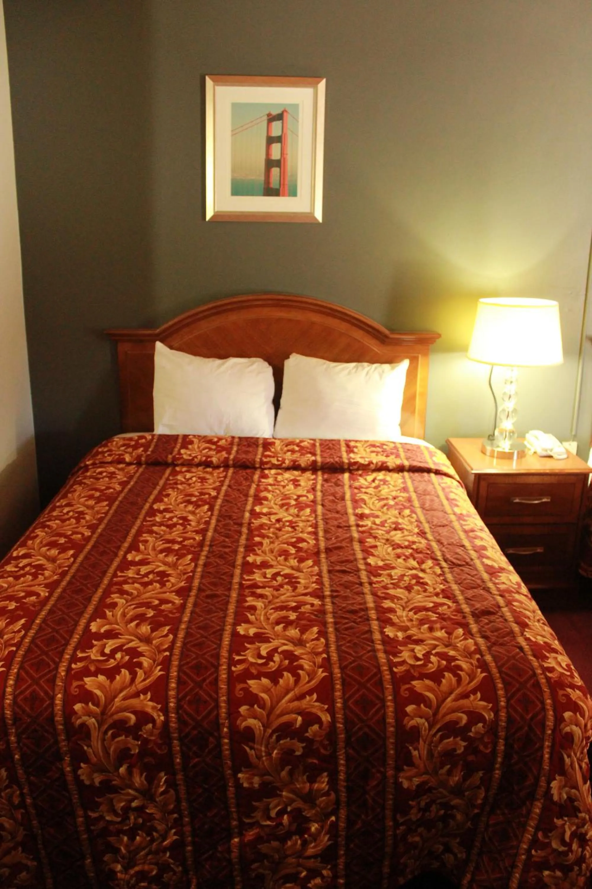 Bed in Budget Inn -Yreka
