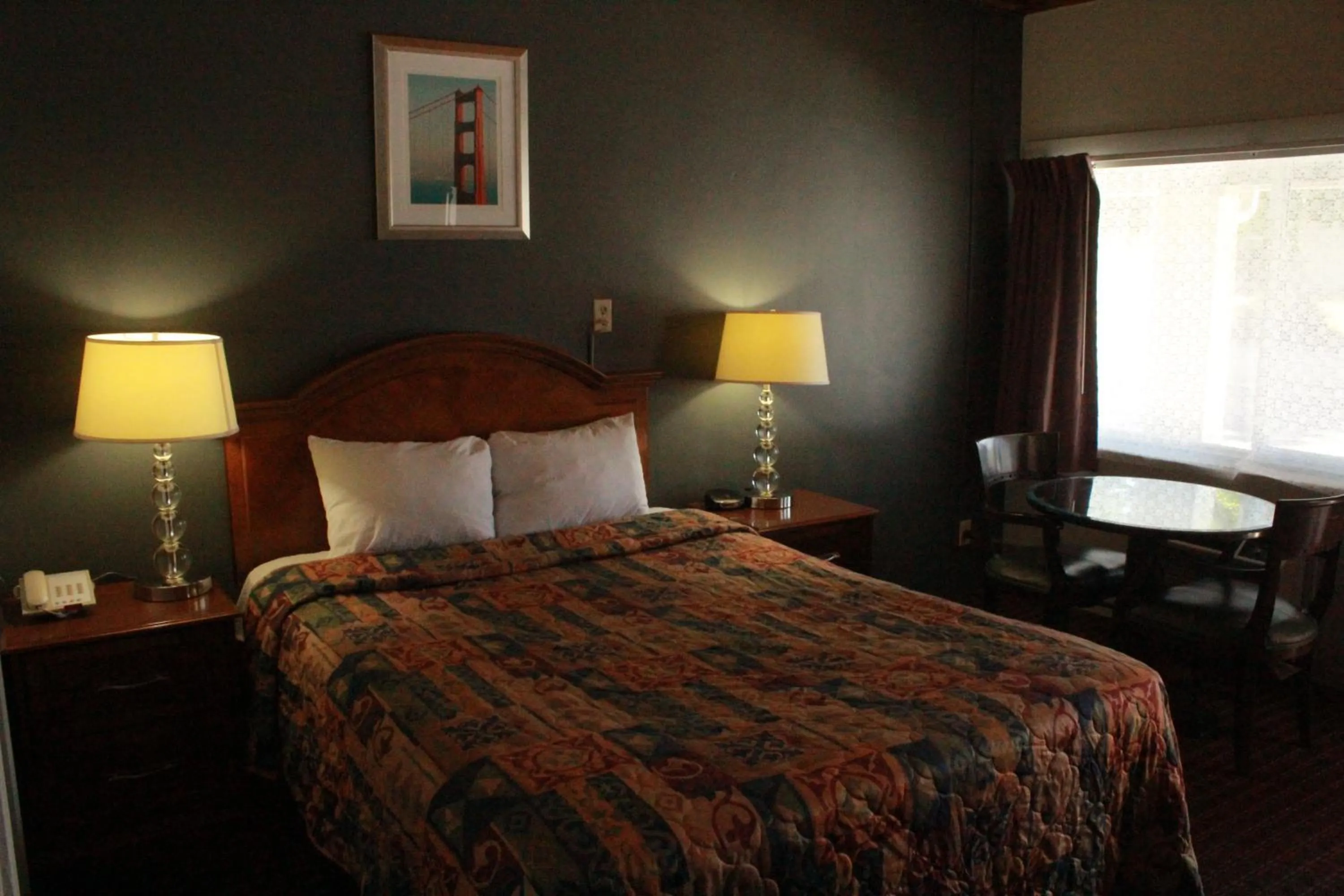 Day, Bed in Budget Inn -Yreka