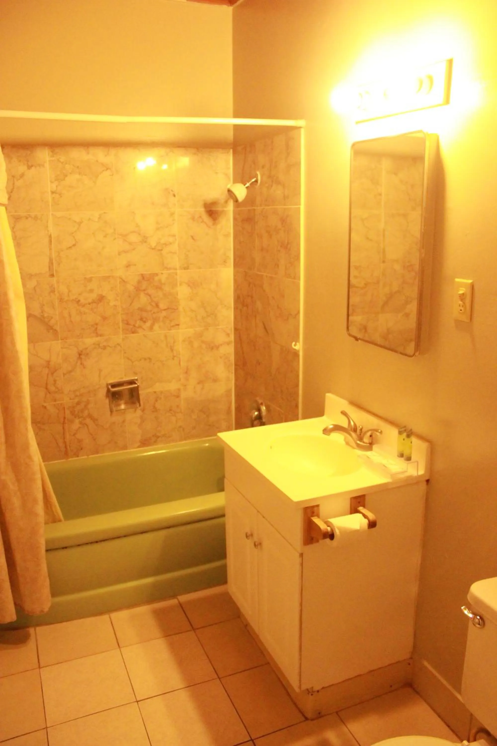 Shower in Budget Inn -Yreka