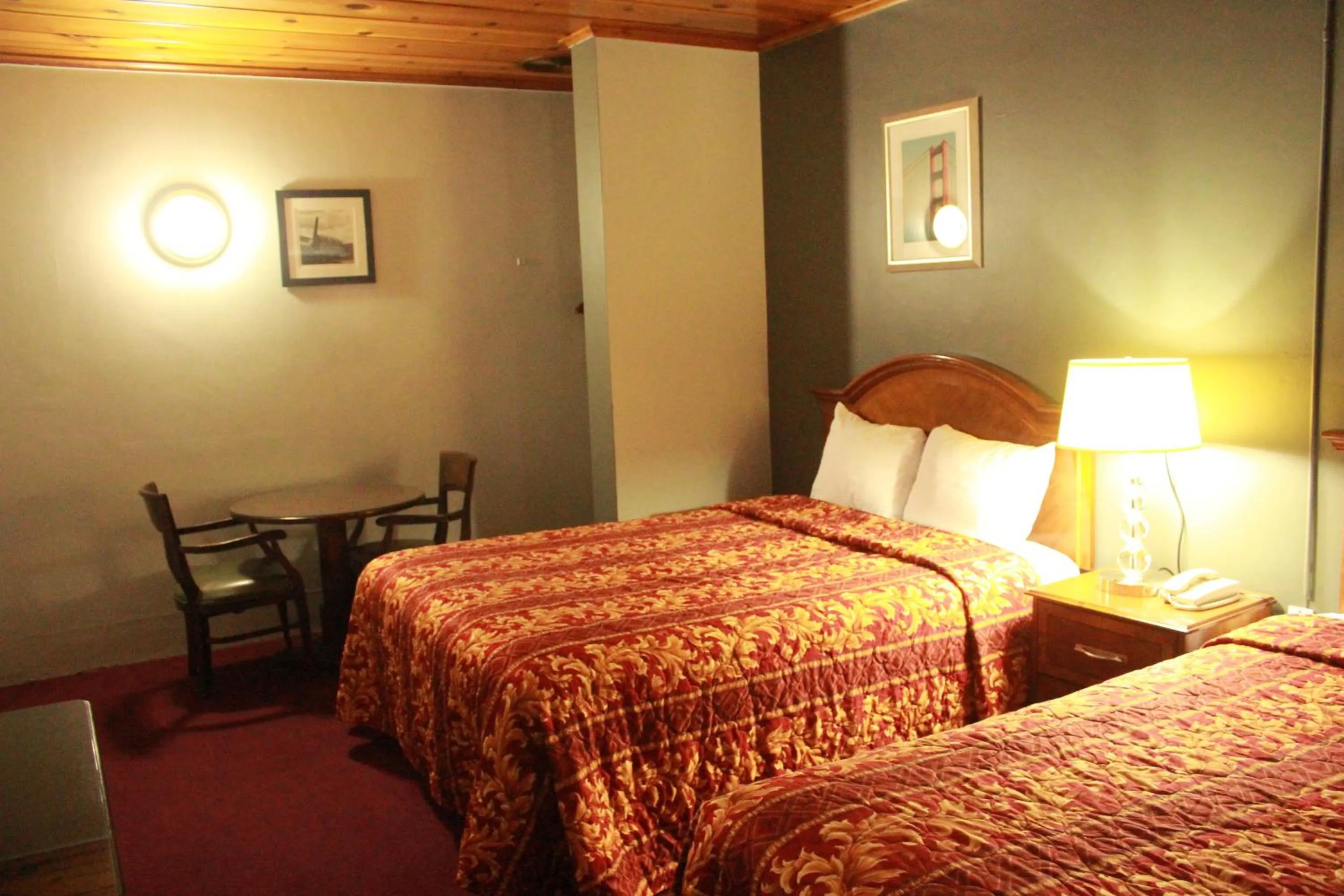 Photo of the whole room, Bed in Budget Inn -Yreka