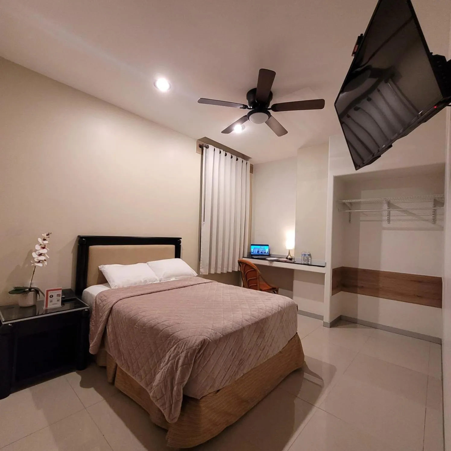 fireplace, Bed in Hotel CH