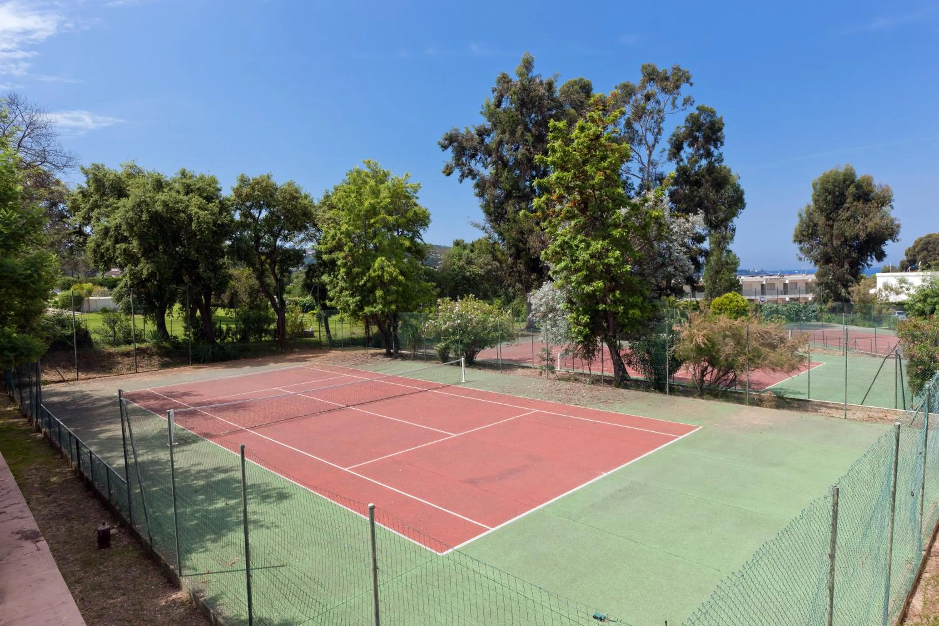 Tennis court in Hotel Club Marina Viva