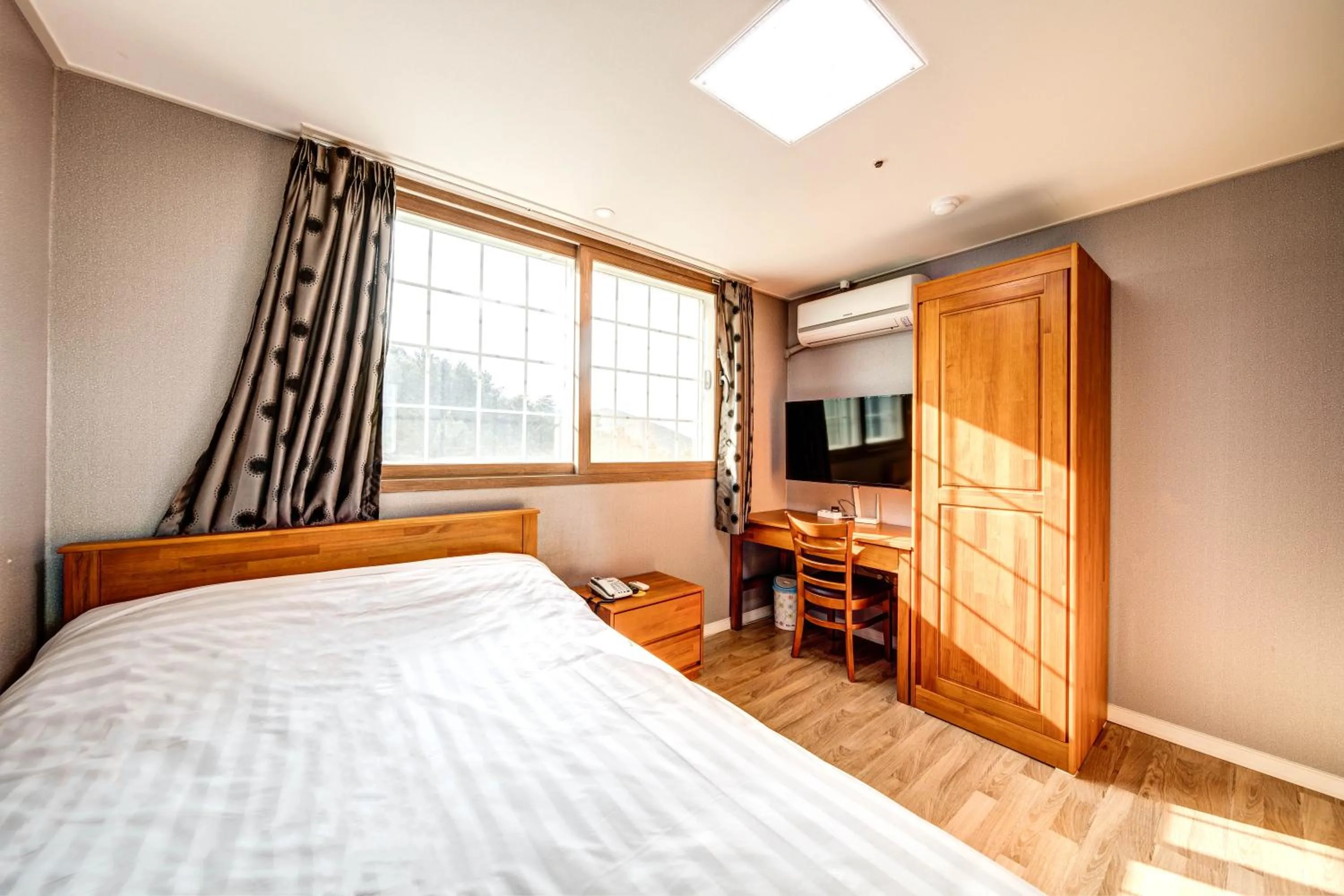 Bedroom, Bed in Geoje Oasis Hotel