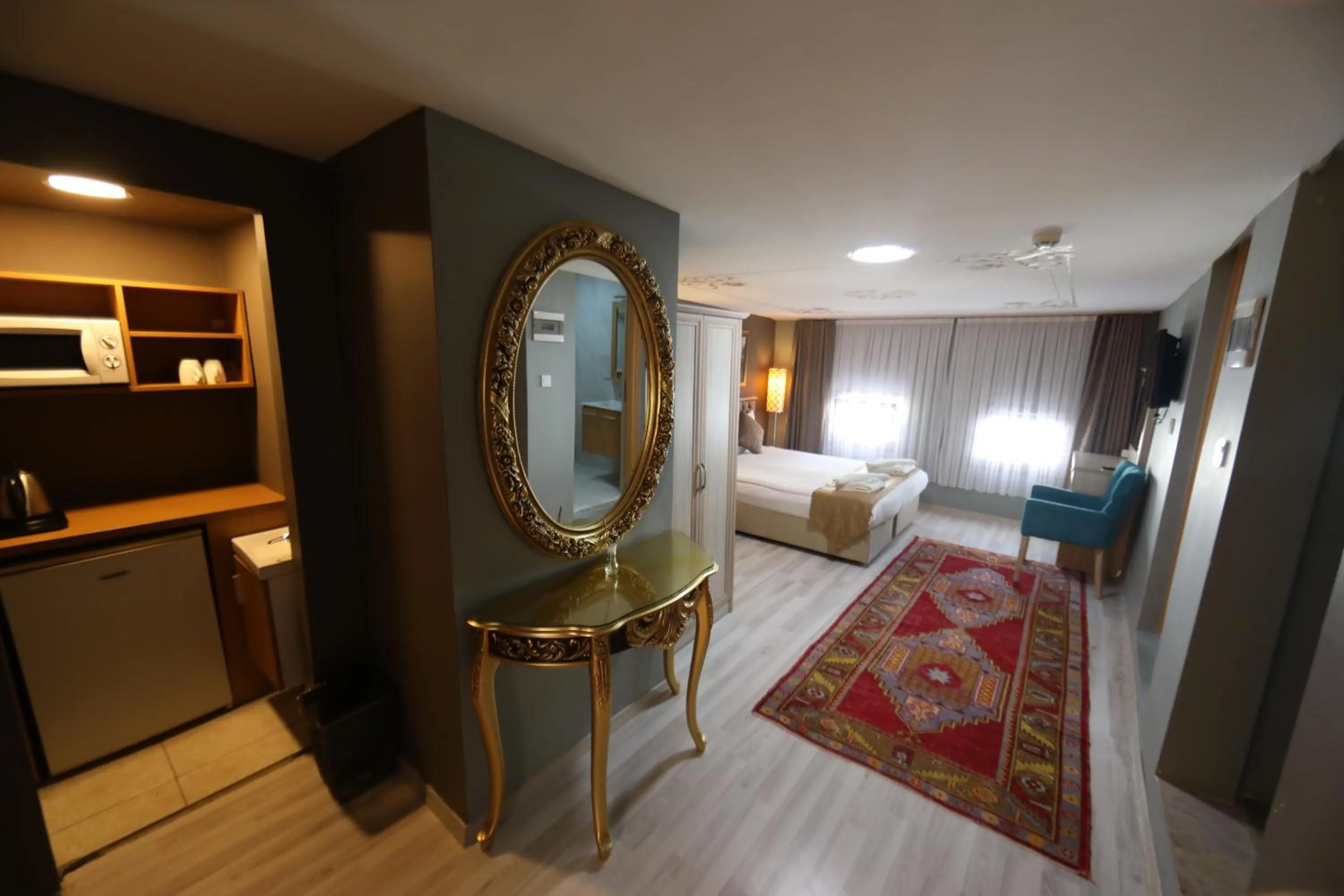 Kitchen or kitchenette, Bed in Sultans Royal Hotel