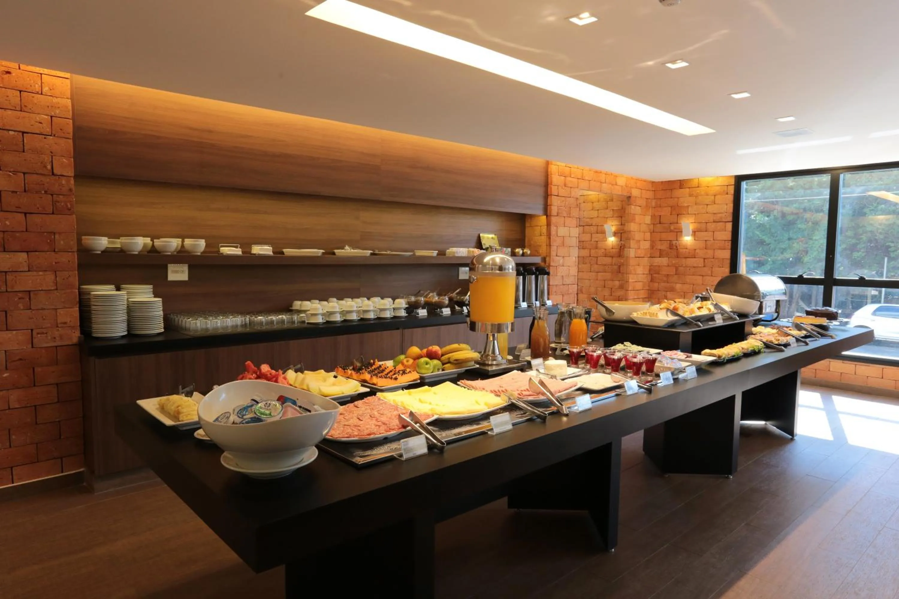 Restaurant/places to eat in Oasis Plaza Hotel