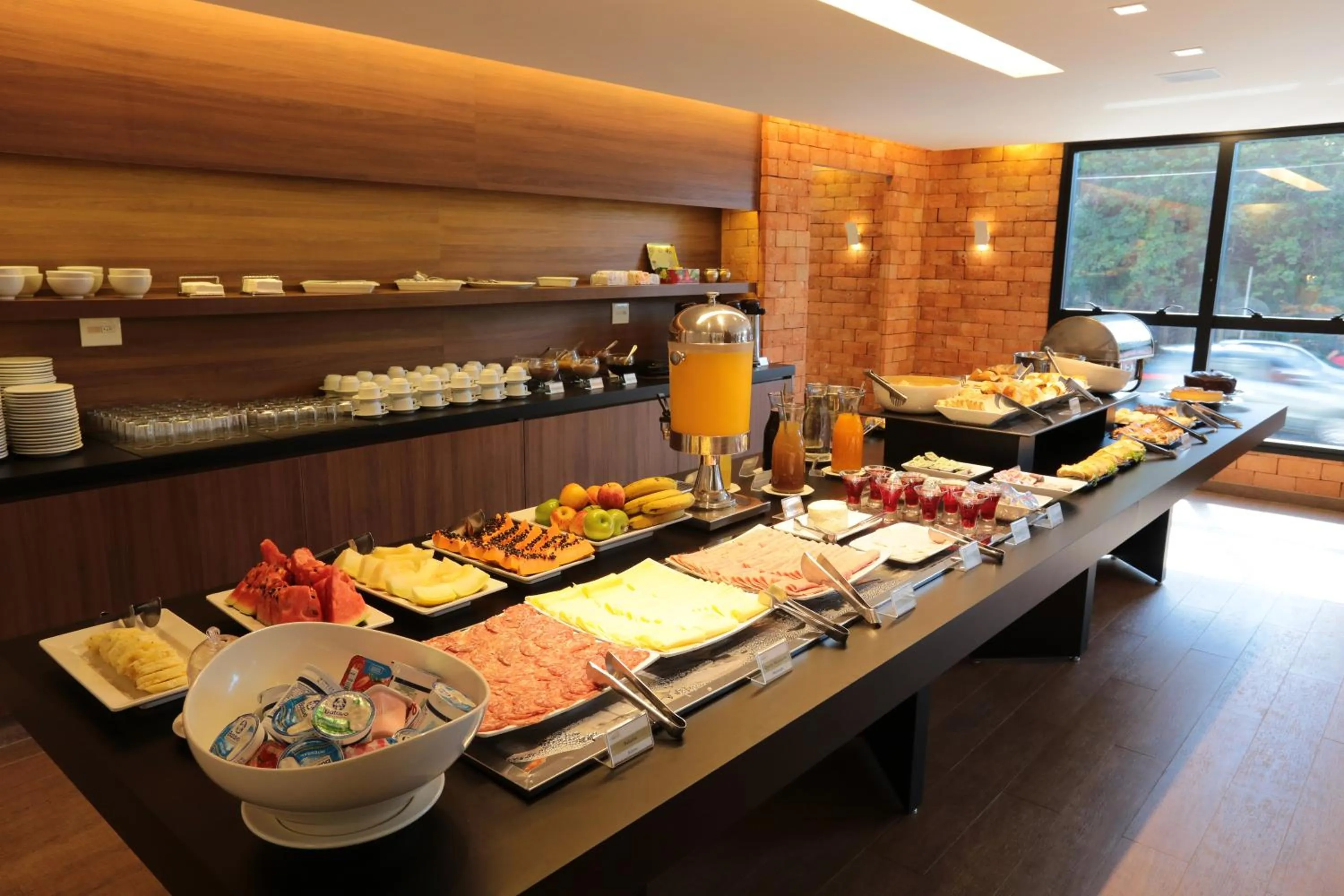 Restaurant/places to eat in Oasis Plaza Hotel