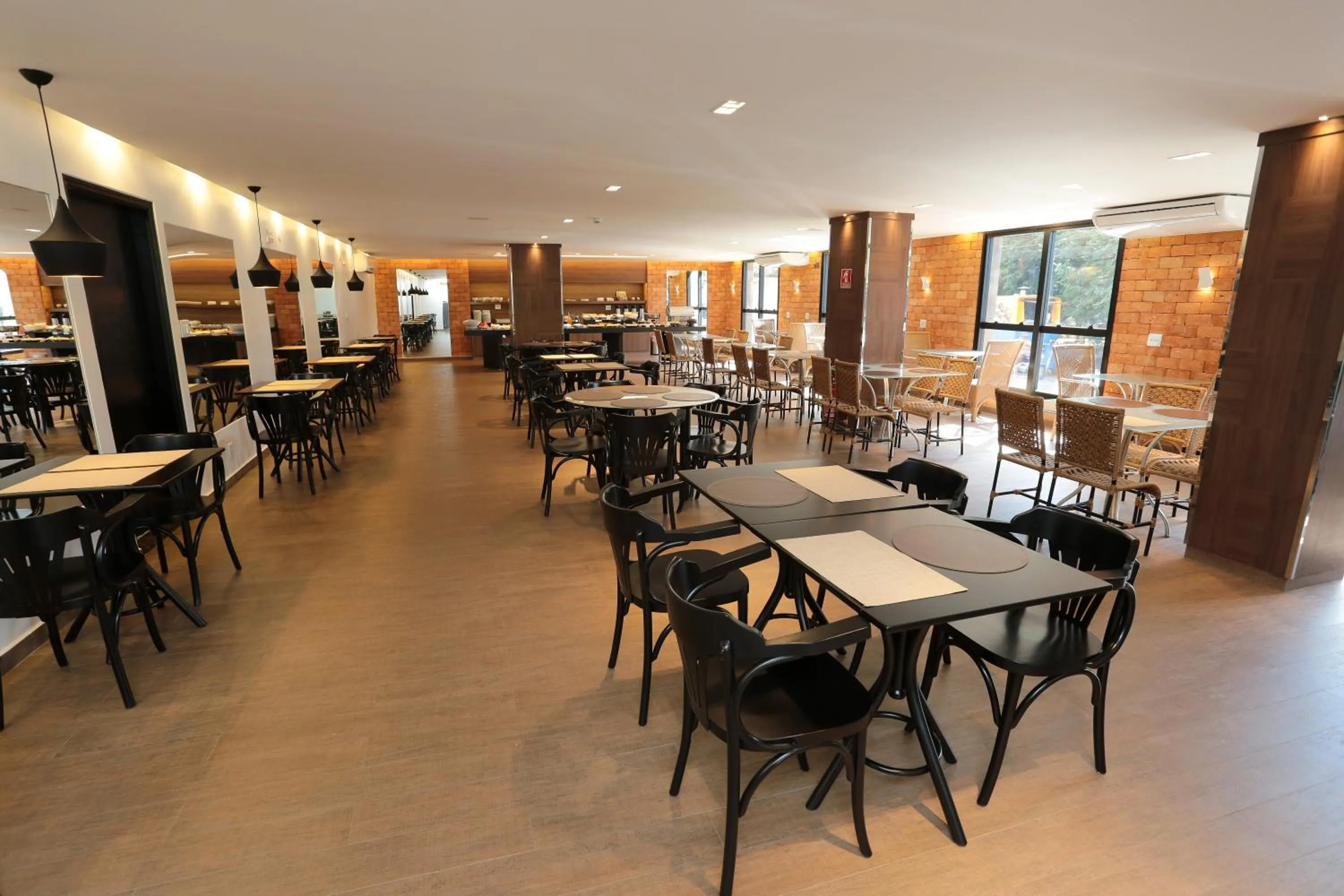 Restaurant/places to eat in Oasis Plaza Hotel