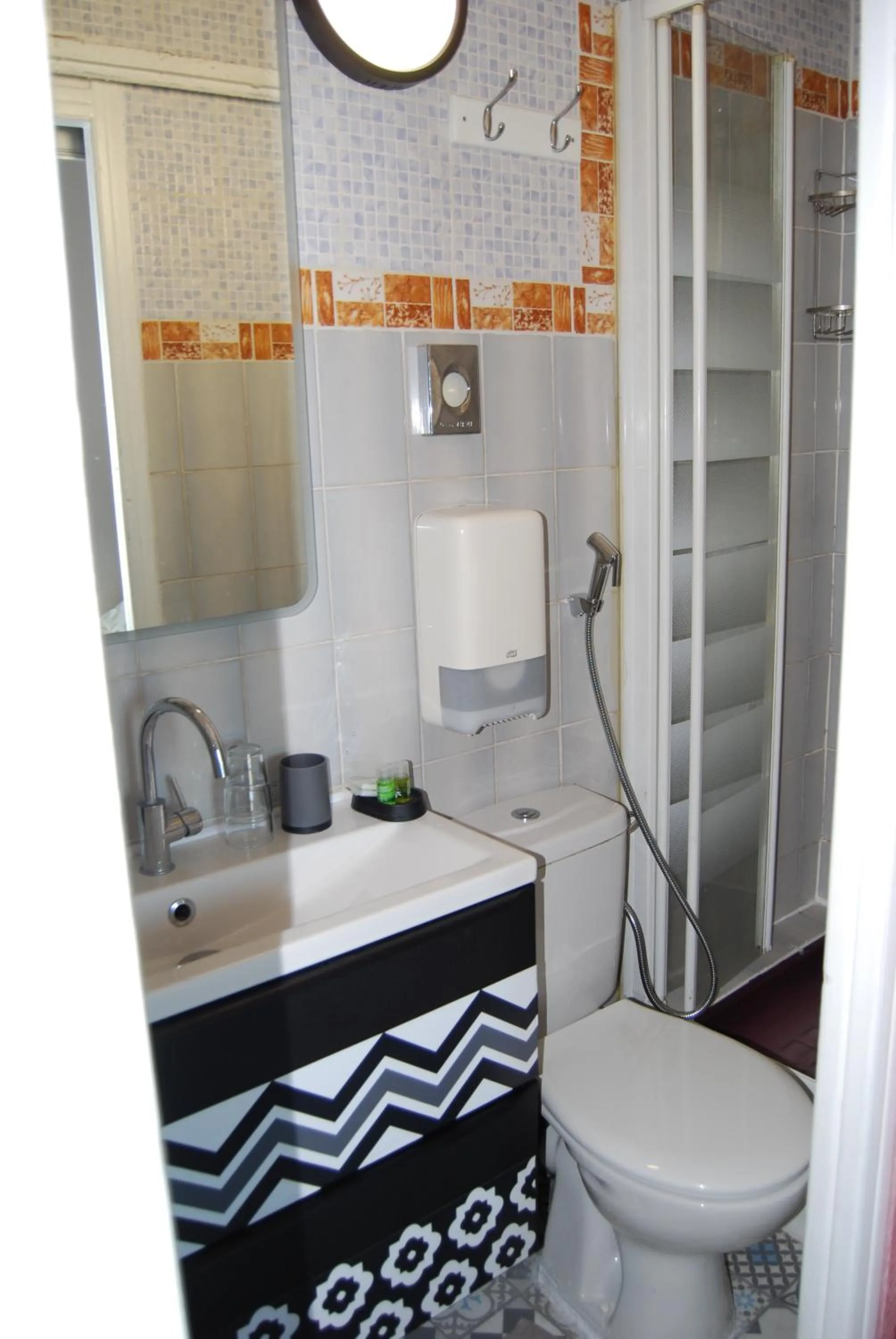 Toilet in Hôtel Azur