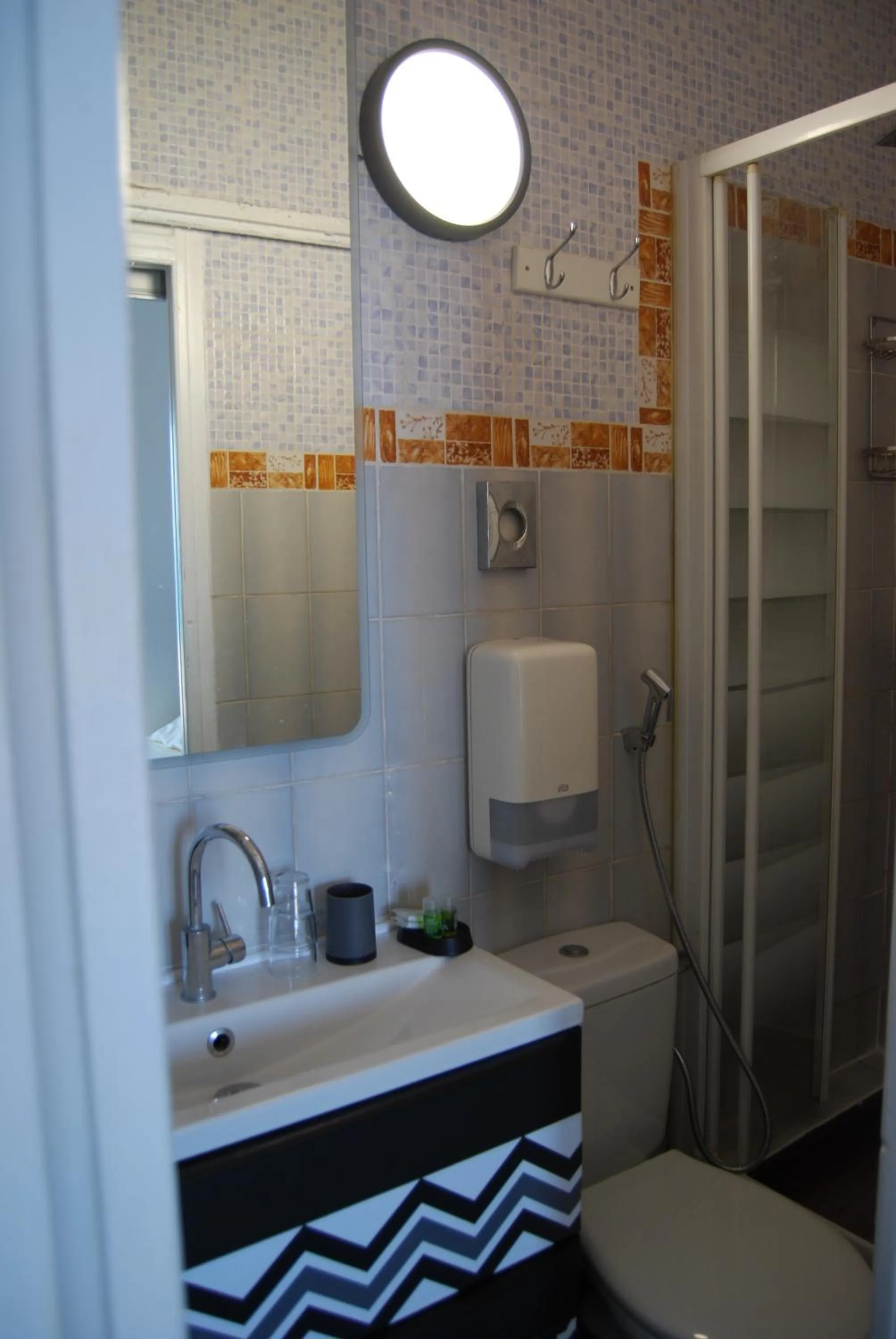 Toilet in Hôtel Azur