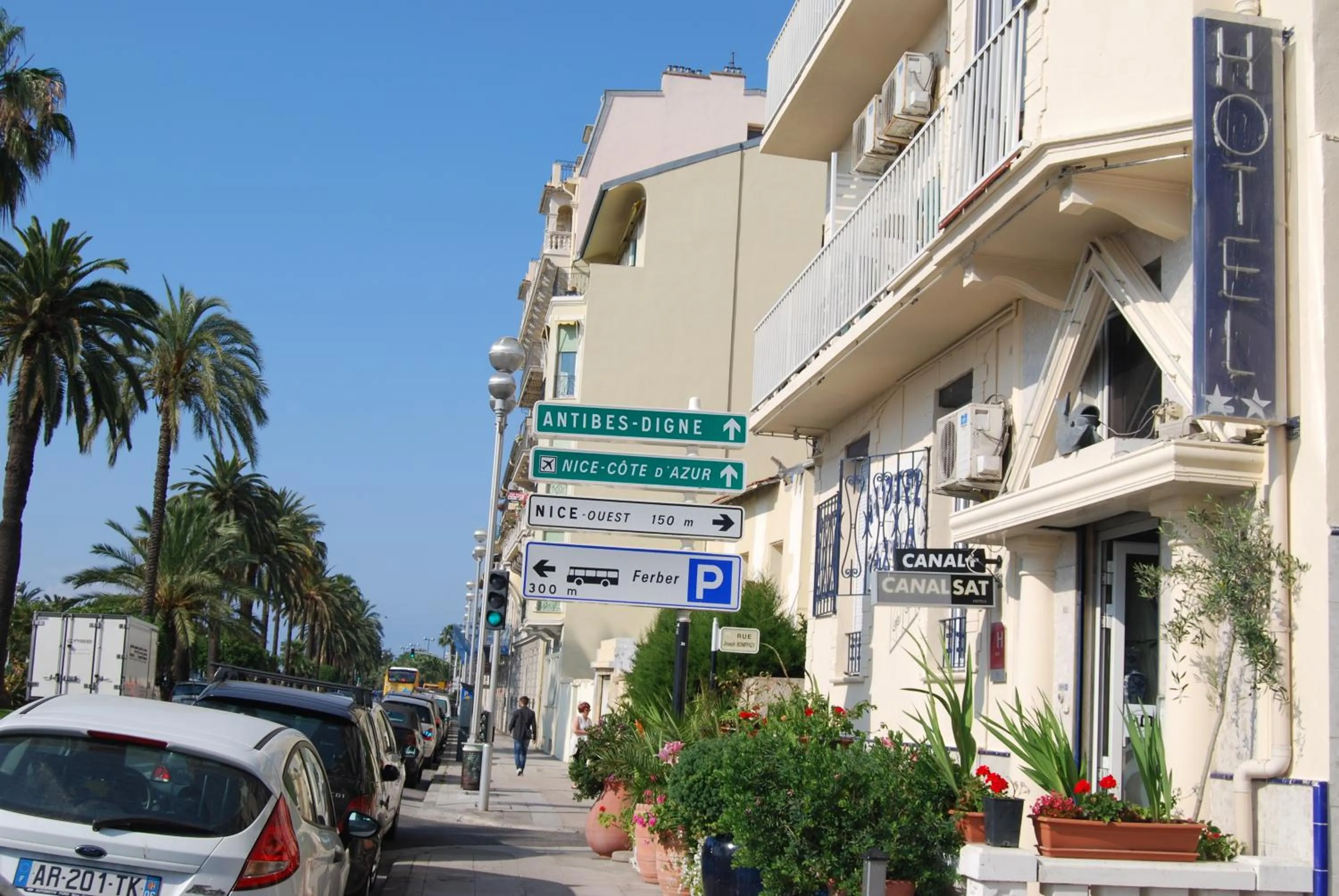 Facade/entrance in Hôtel Azur
