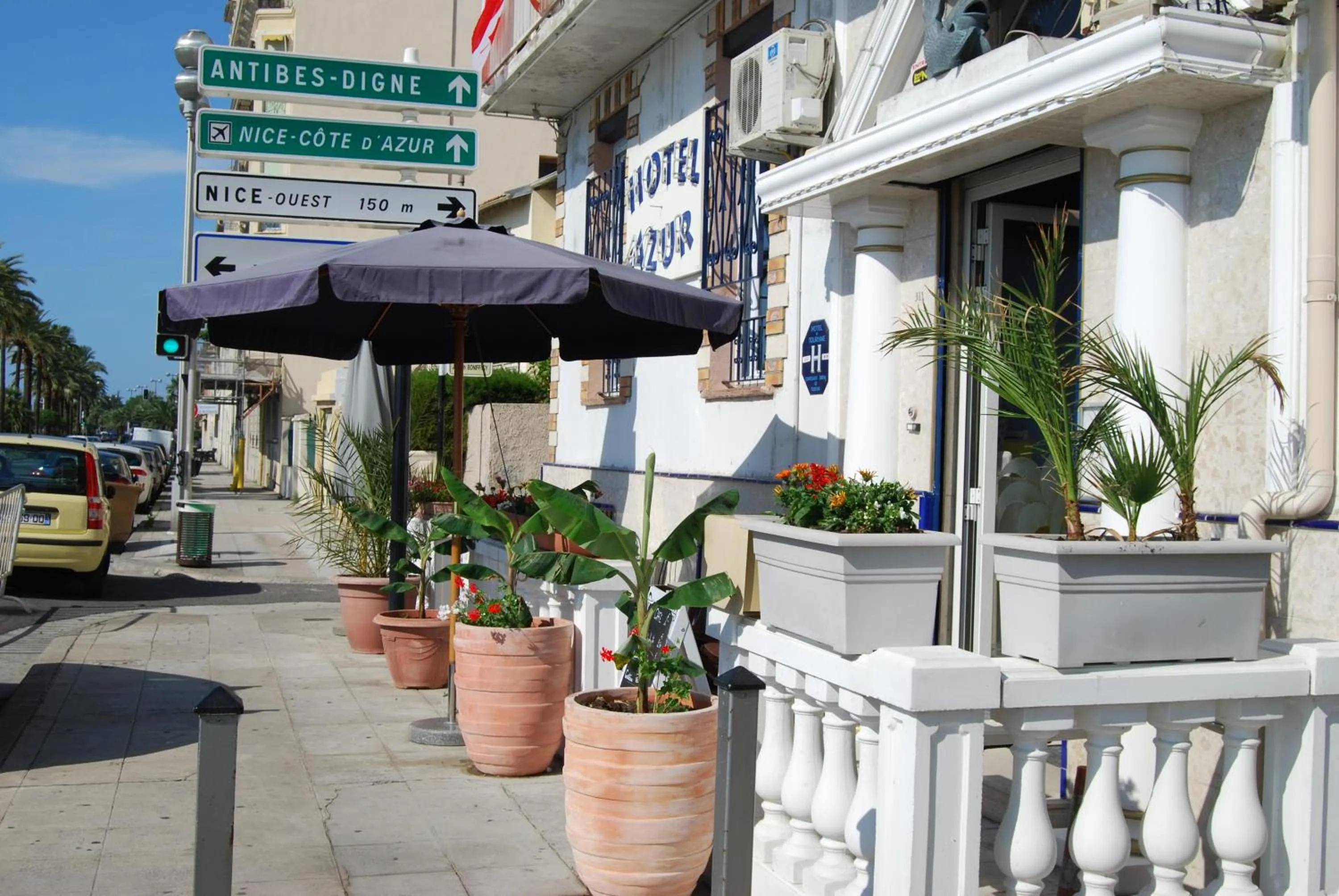 Facade/entrance in Hôtel Azur