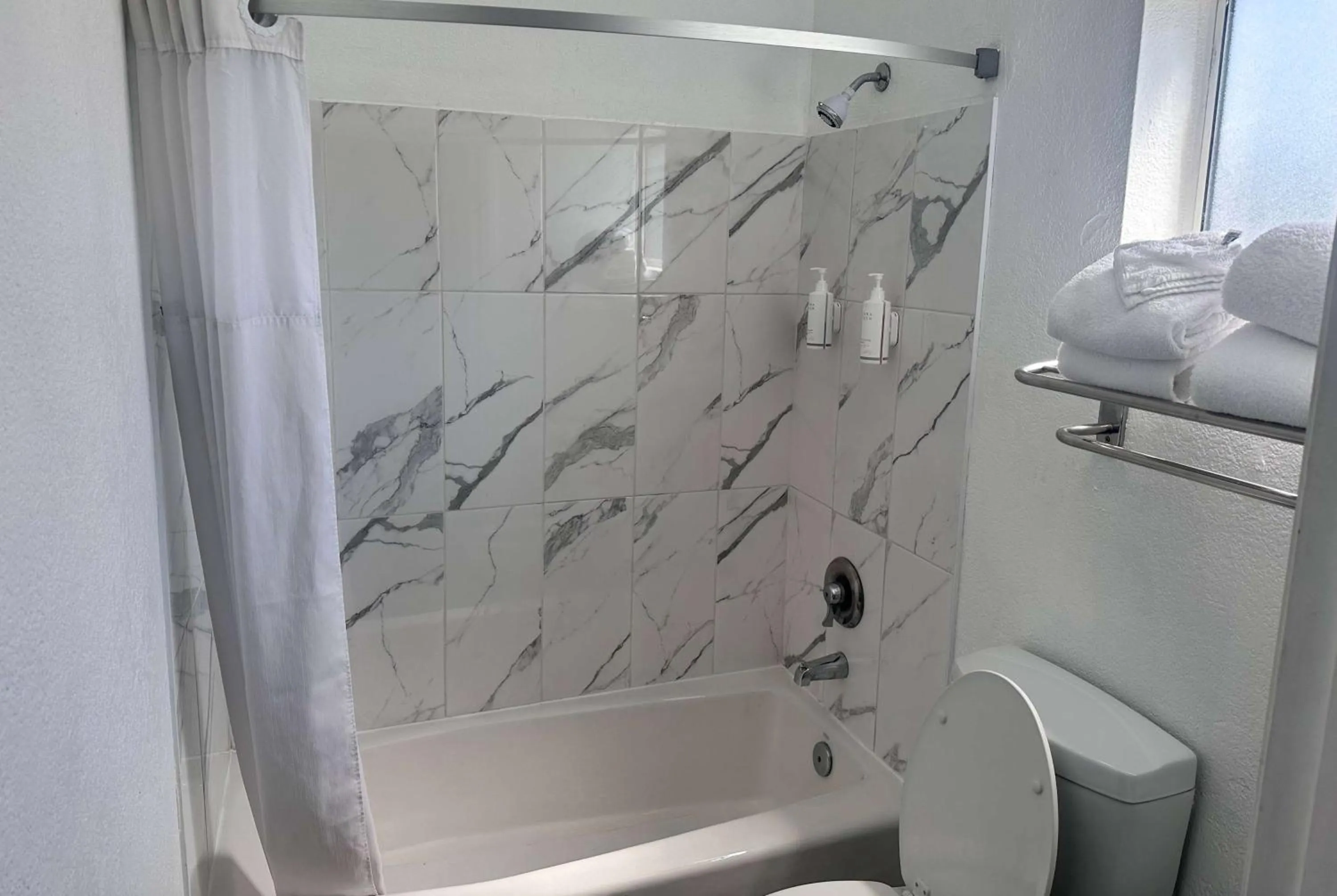 TV and multimedia in Days Inn by Wyndham Rocklin/Sacramento