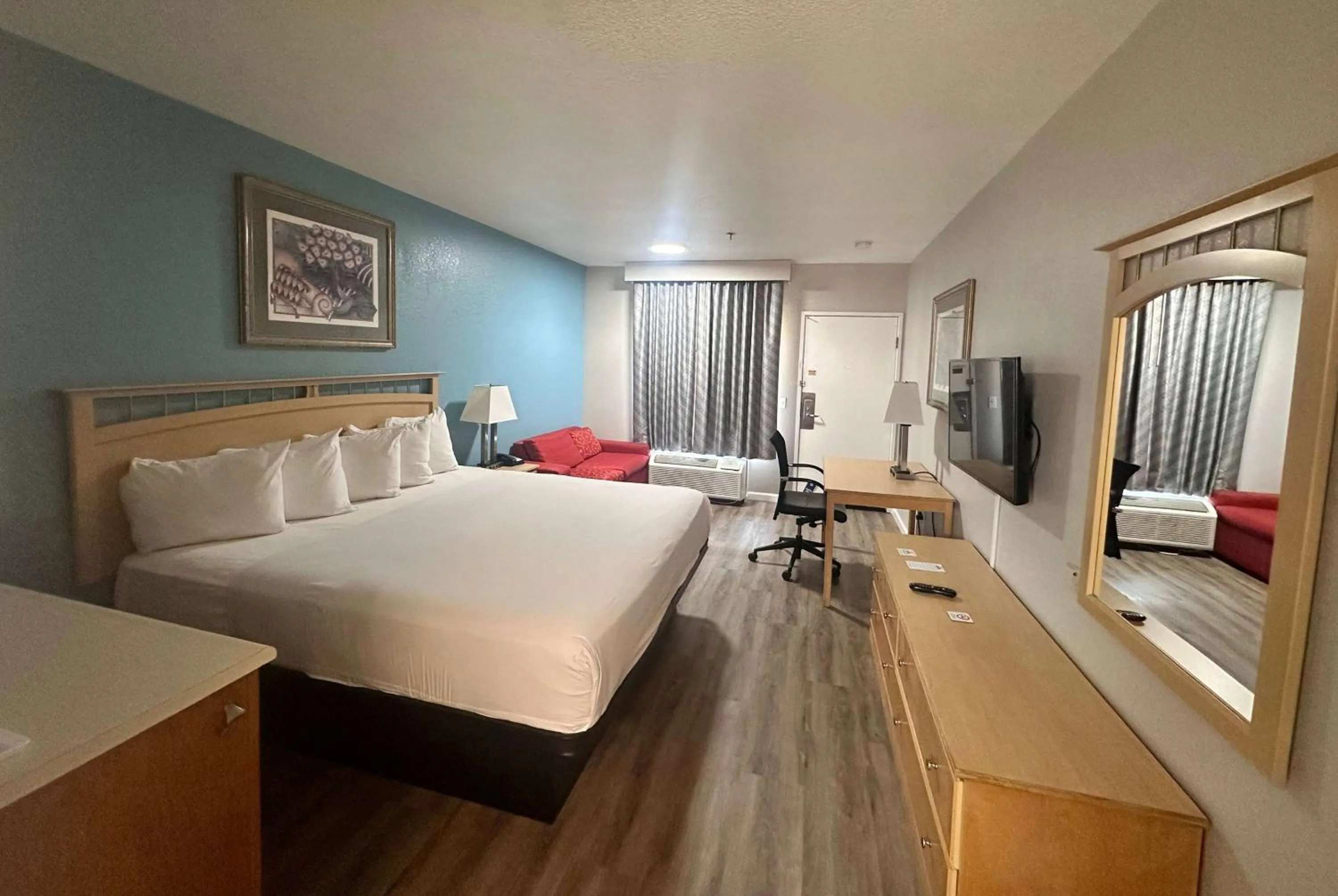 Photo of the whole room, Bed in Days Inn by Wyndham Rocklin/Sacramento