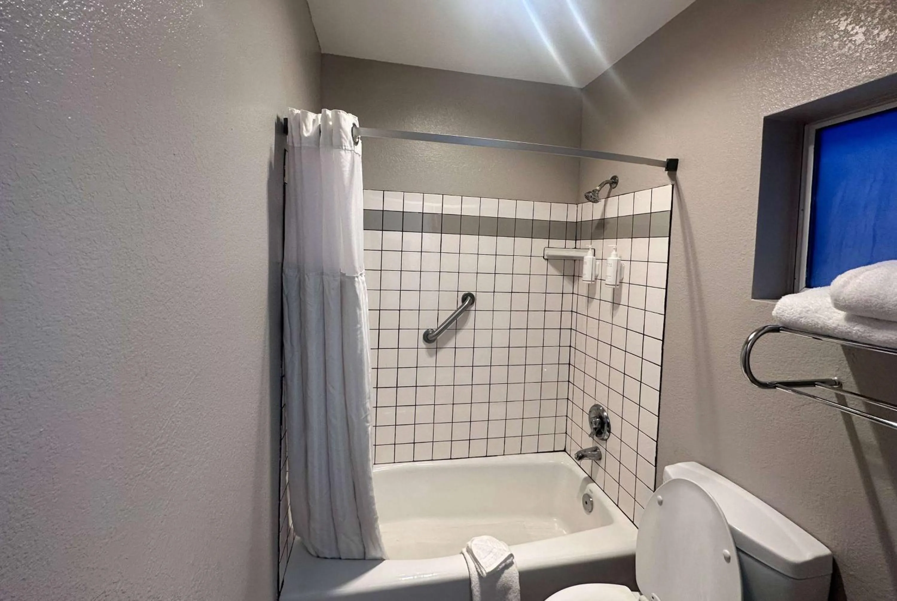 TV and multimedia in Days Inn by Wyndham Rocklin/Sacramento