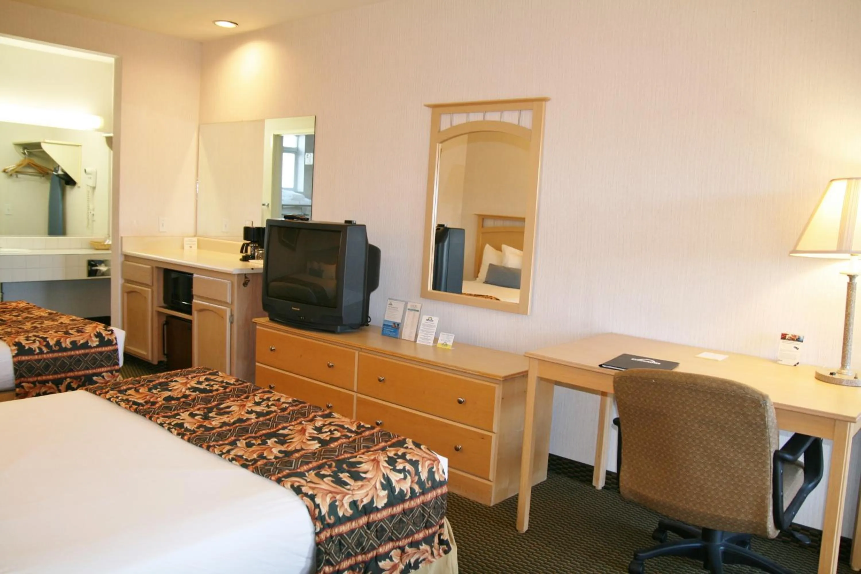 Photo of the whole room, Bed in Days Inn by Wyndham Rocklin/Sacramento