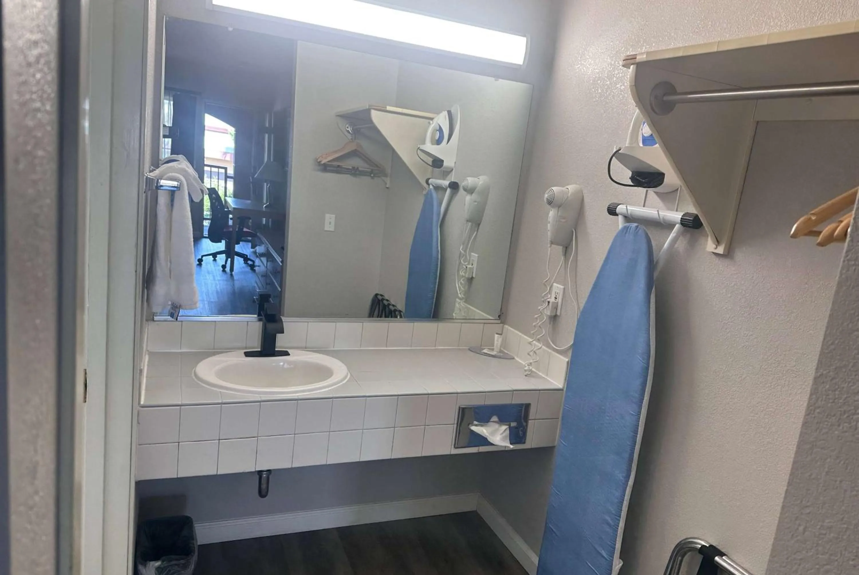 TV and multimedia in Days Inn by Wyndham Rocklin/Sacramento