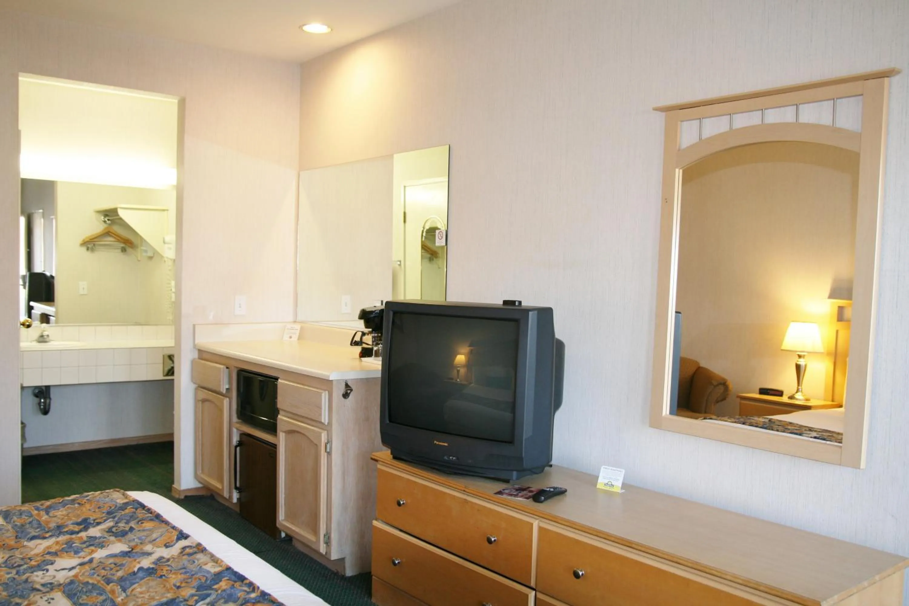 TV and multimedia in Days Inn by Wyndham Rocklin/Sacramento