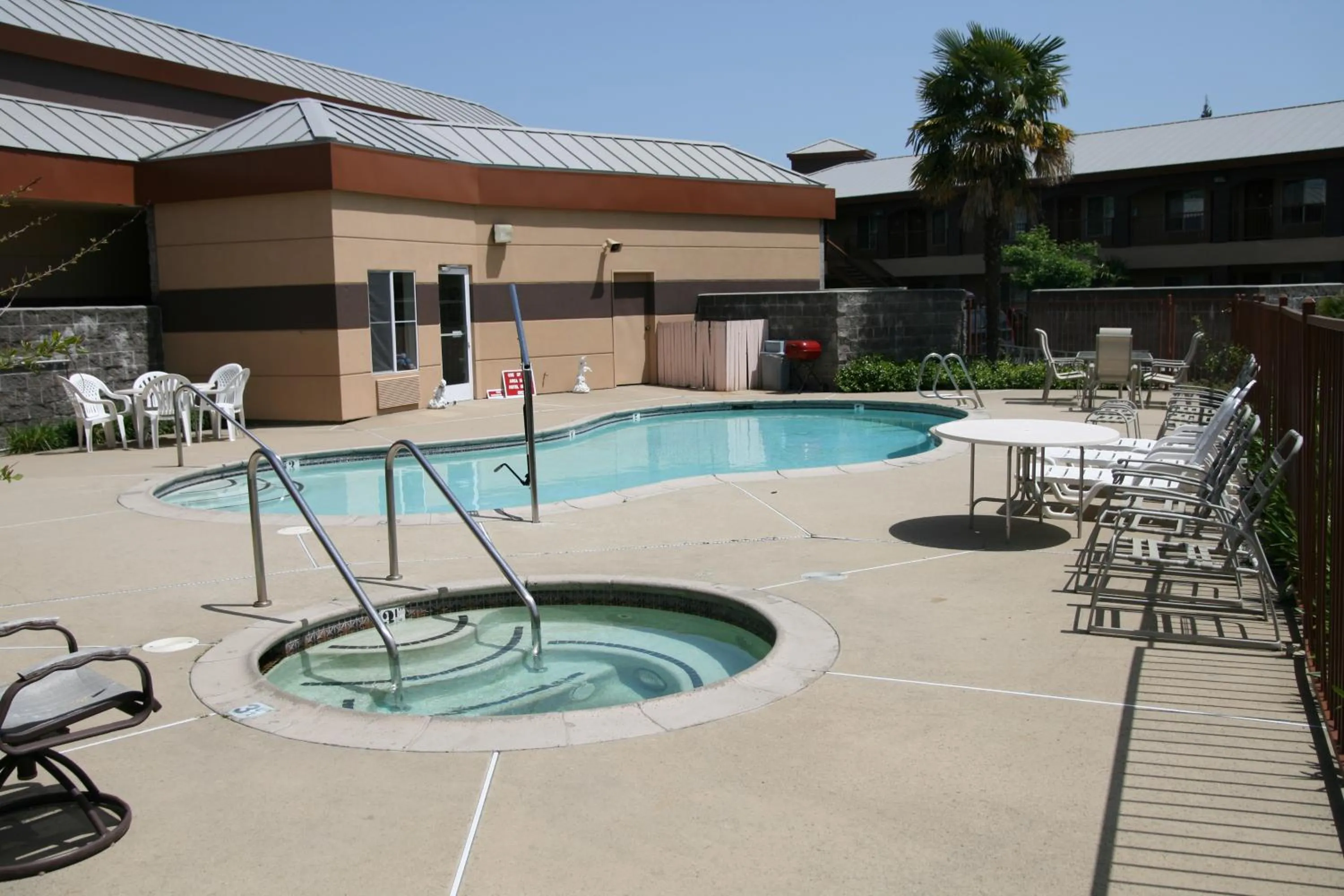 Swimming pool in Days Inn by Wyndham Rocklin/Sacramento