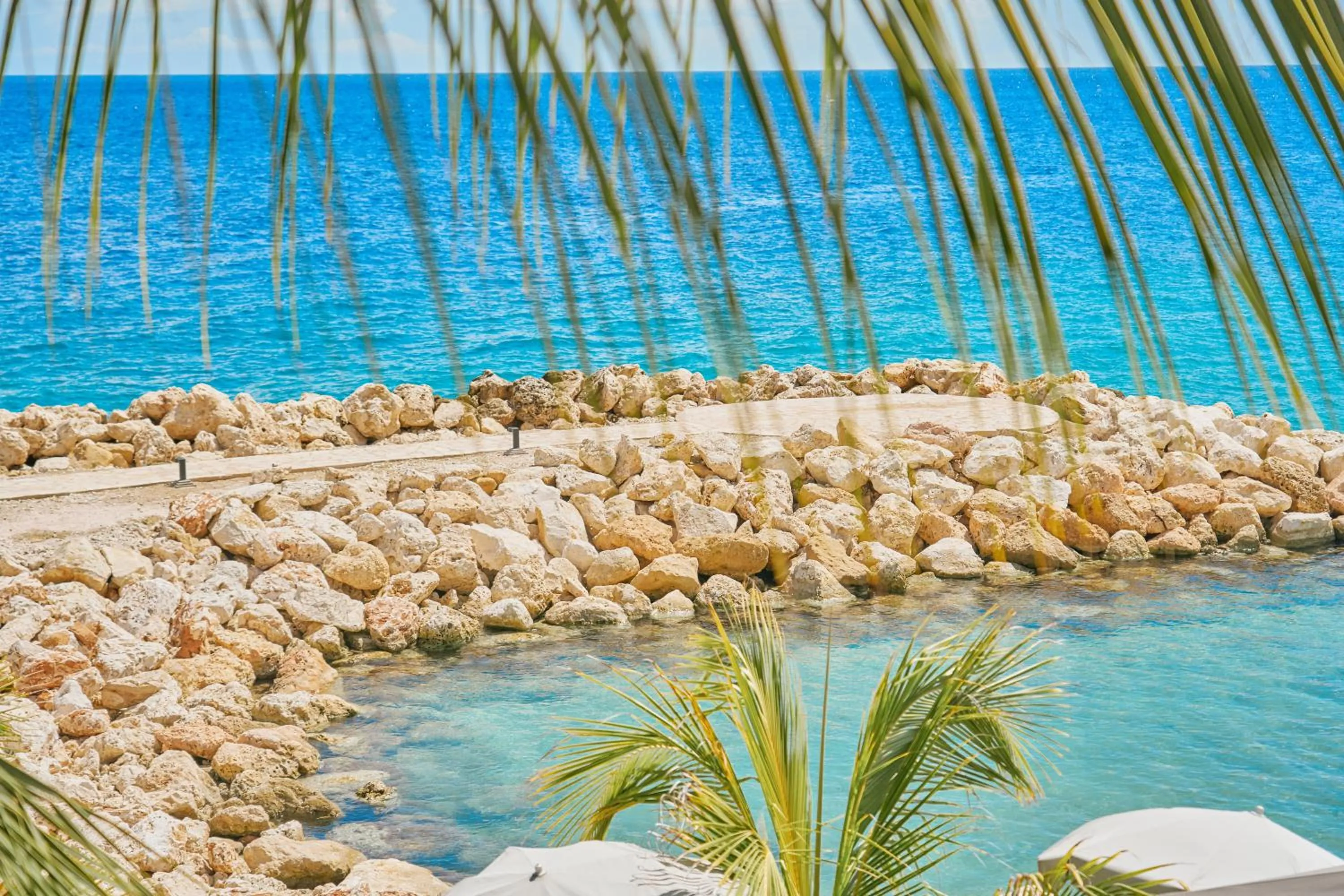 Beach in Scuba Lodge & Suites