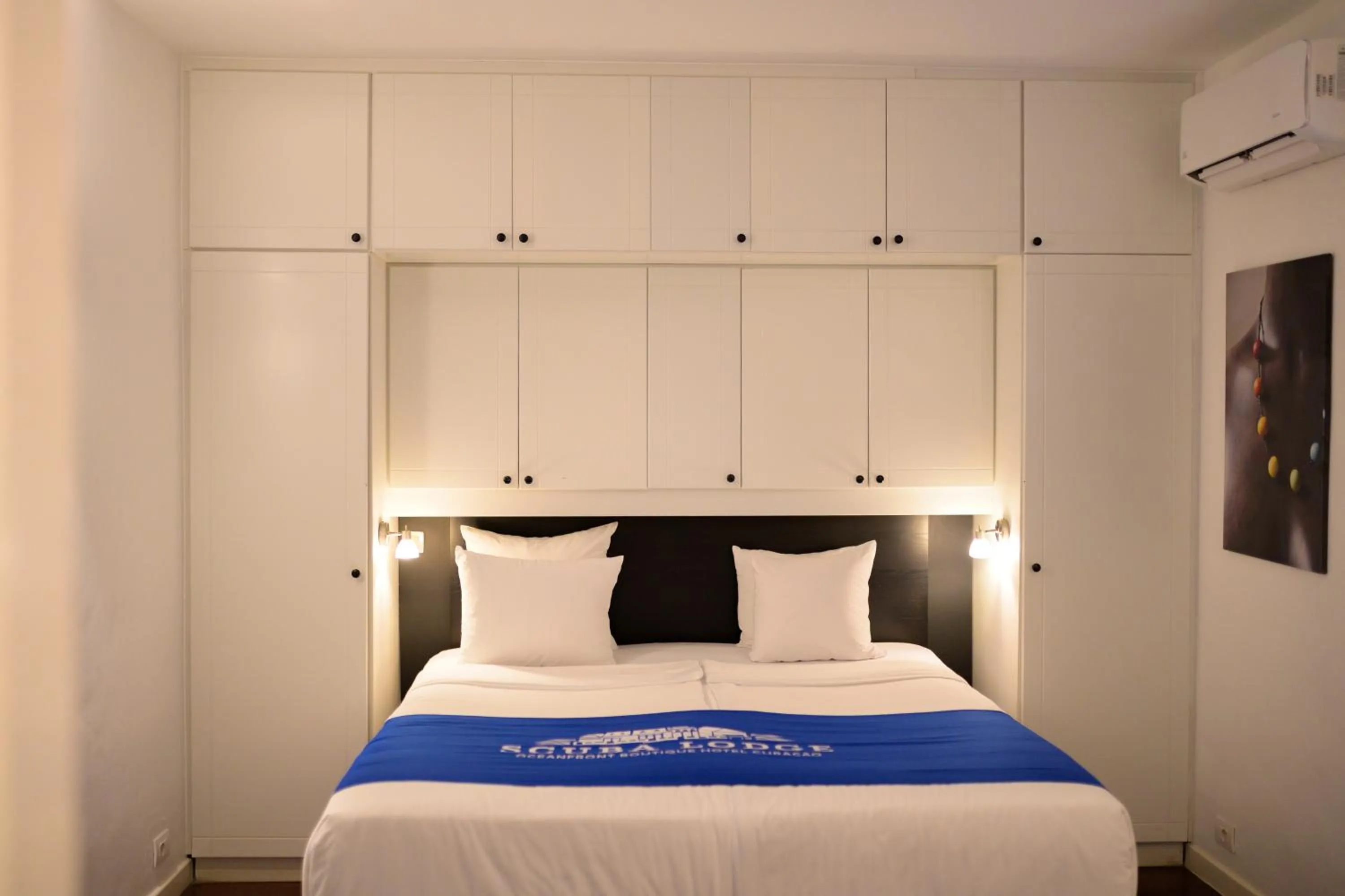 Bed in Scuba Lodge & Suites