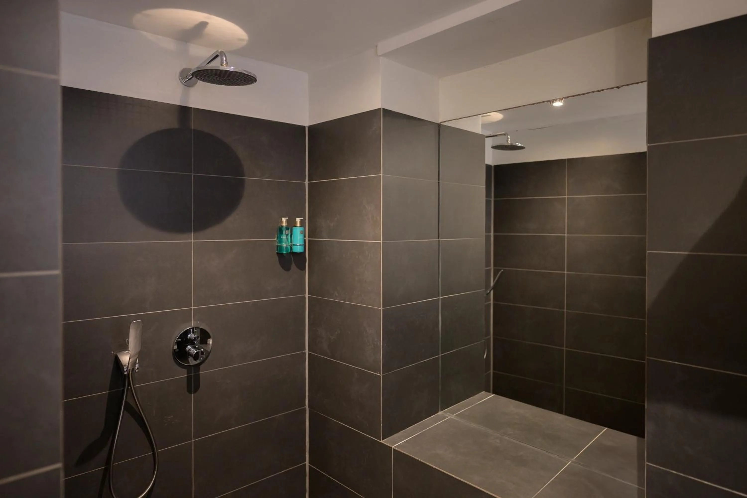 Bathroom in Scuba Lodge City Beach